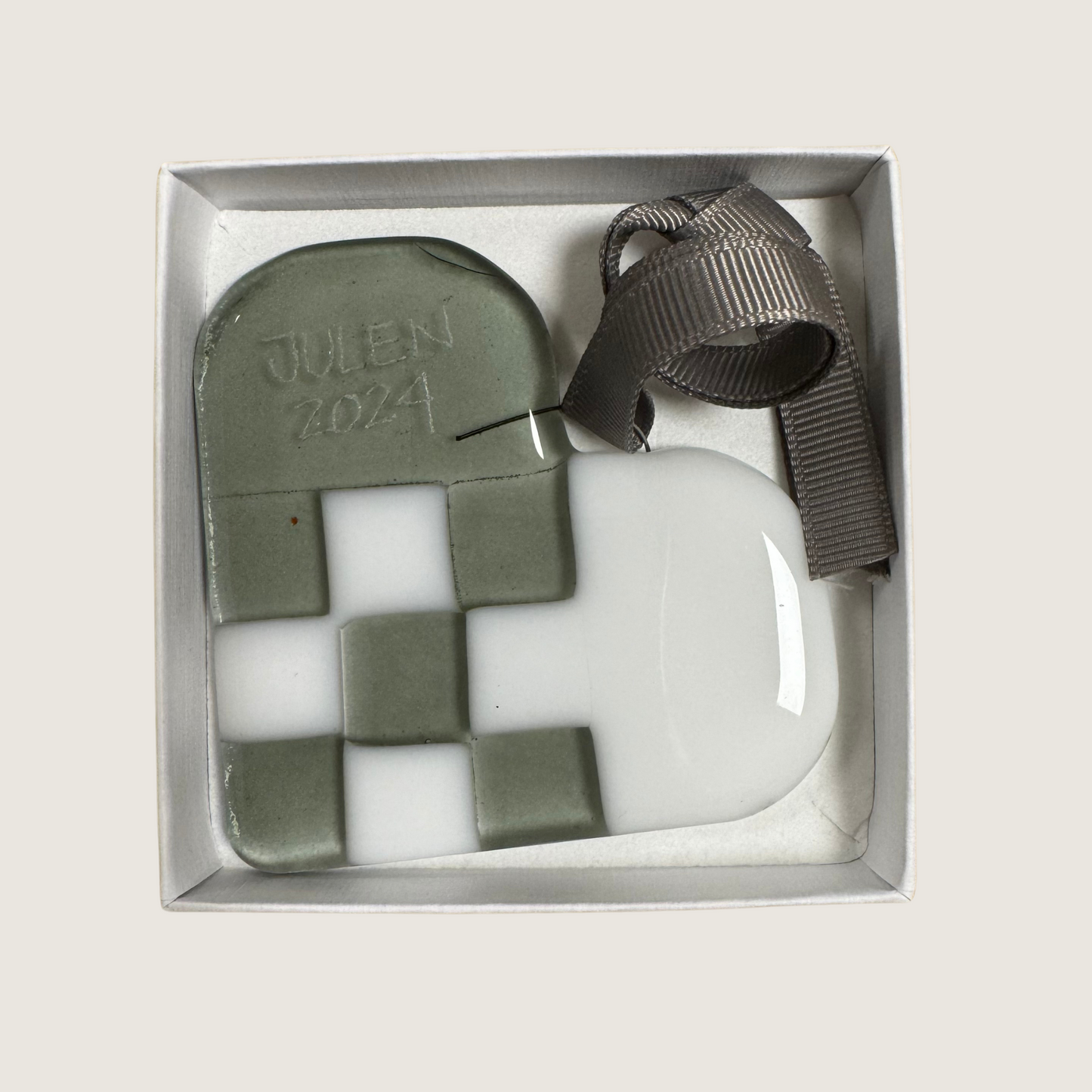 Ophæng - julehjerte tr.grå/hvid m. gravering