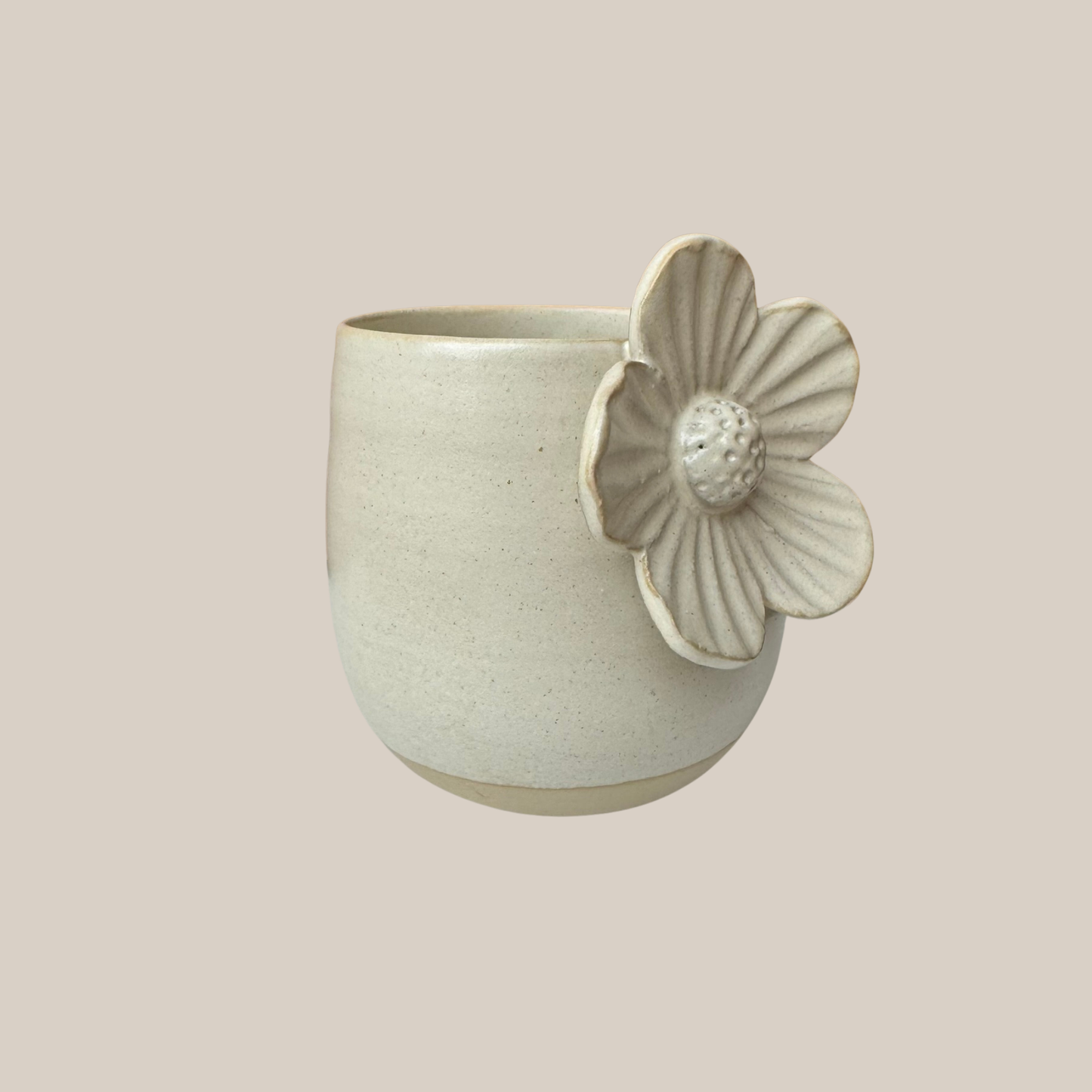 Beige keramik kop med blomst
