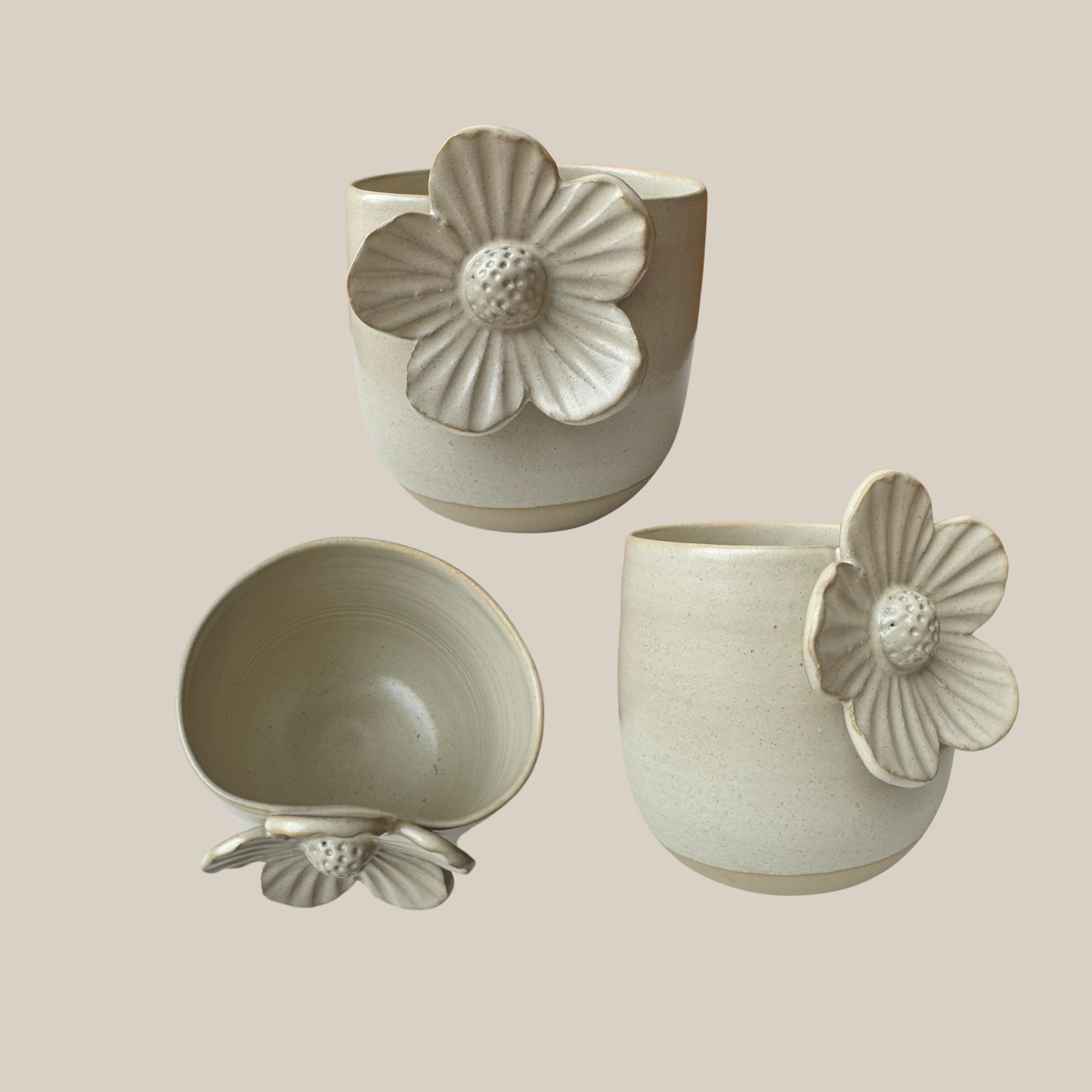 Beige keramik kop med blomst