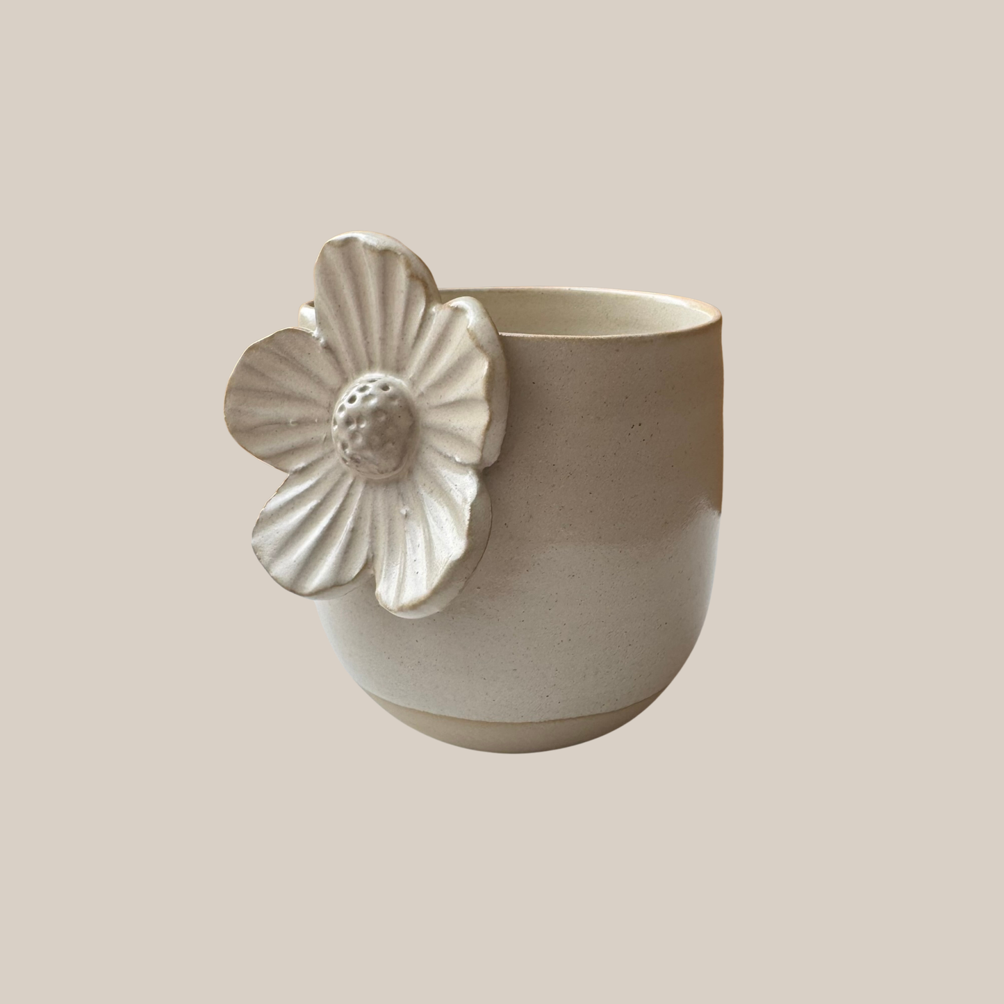 Beige keramik kop med blomst