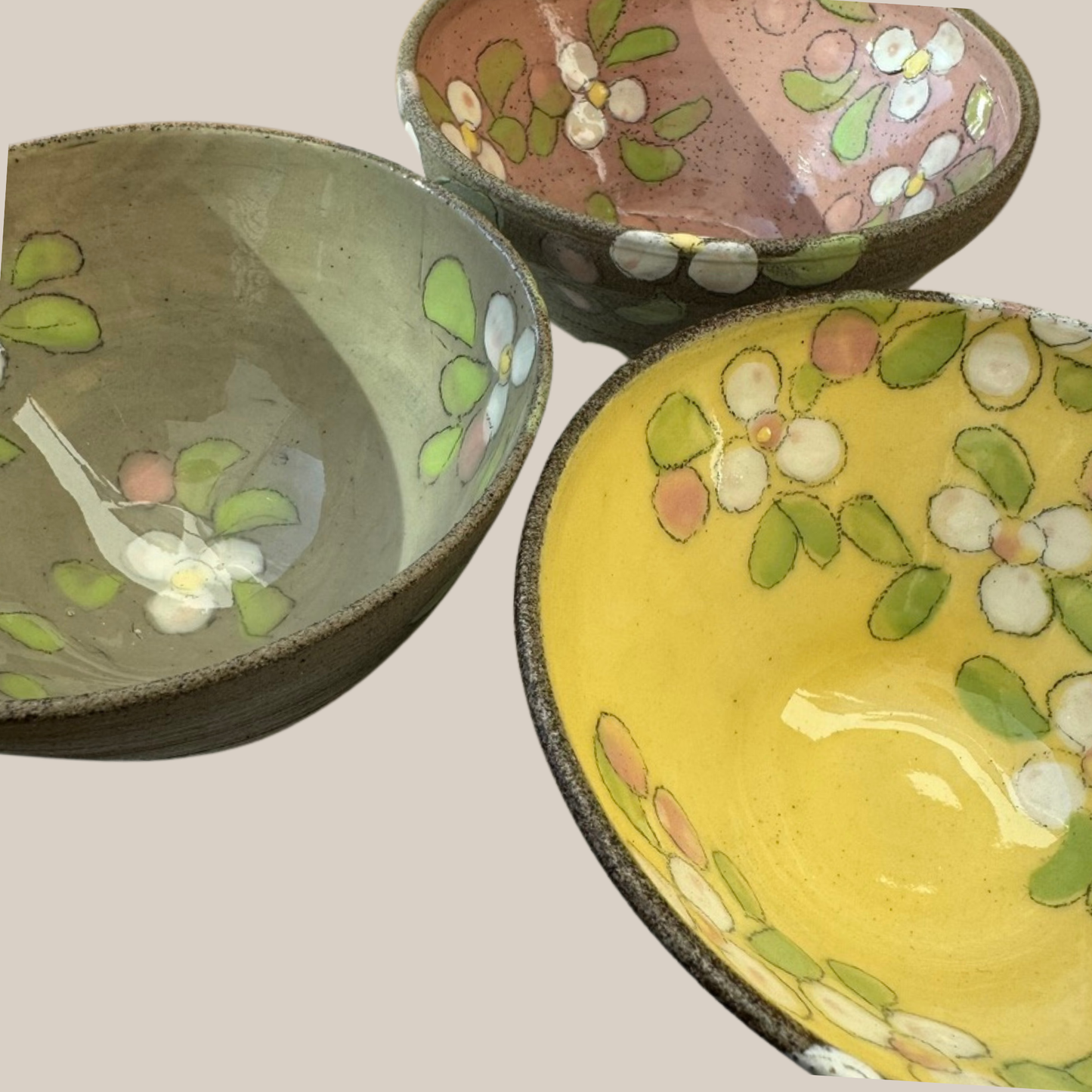 Keramik skål nr.50-gul med hvide æbleblomster.