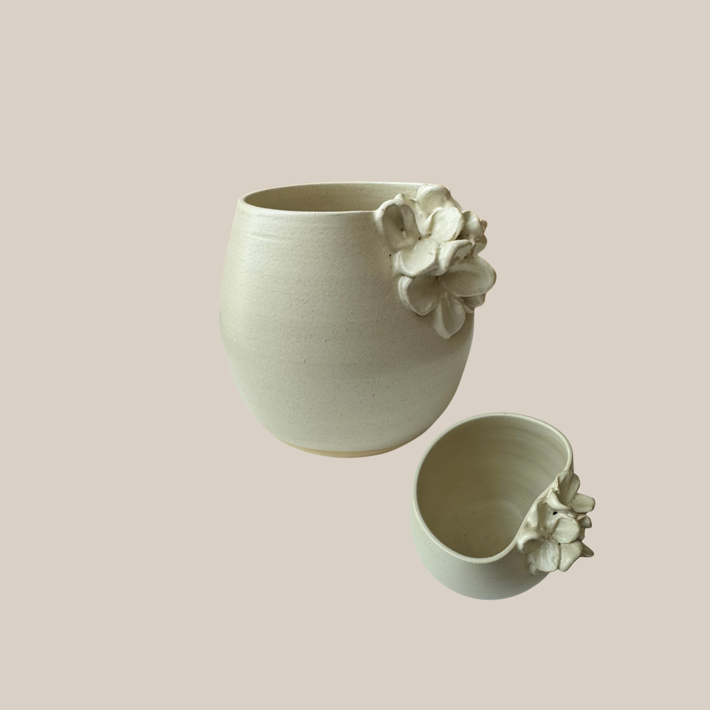 Beige keramik kop med hortensia.