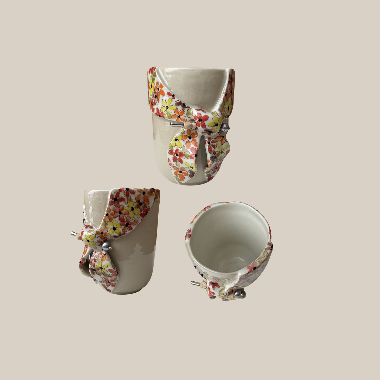 Kiki Krop Kop m. blomstret tørklæde og broche.