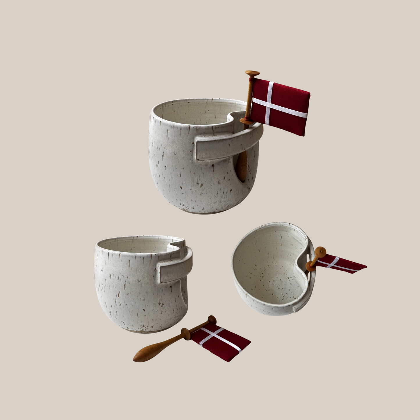 Lys beige keramik kop med tilhørende flag.nr. 1
