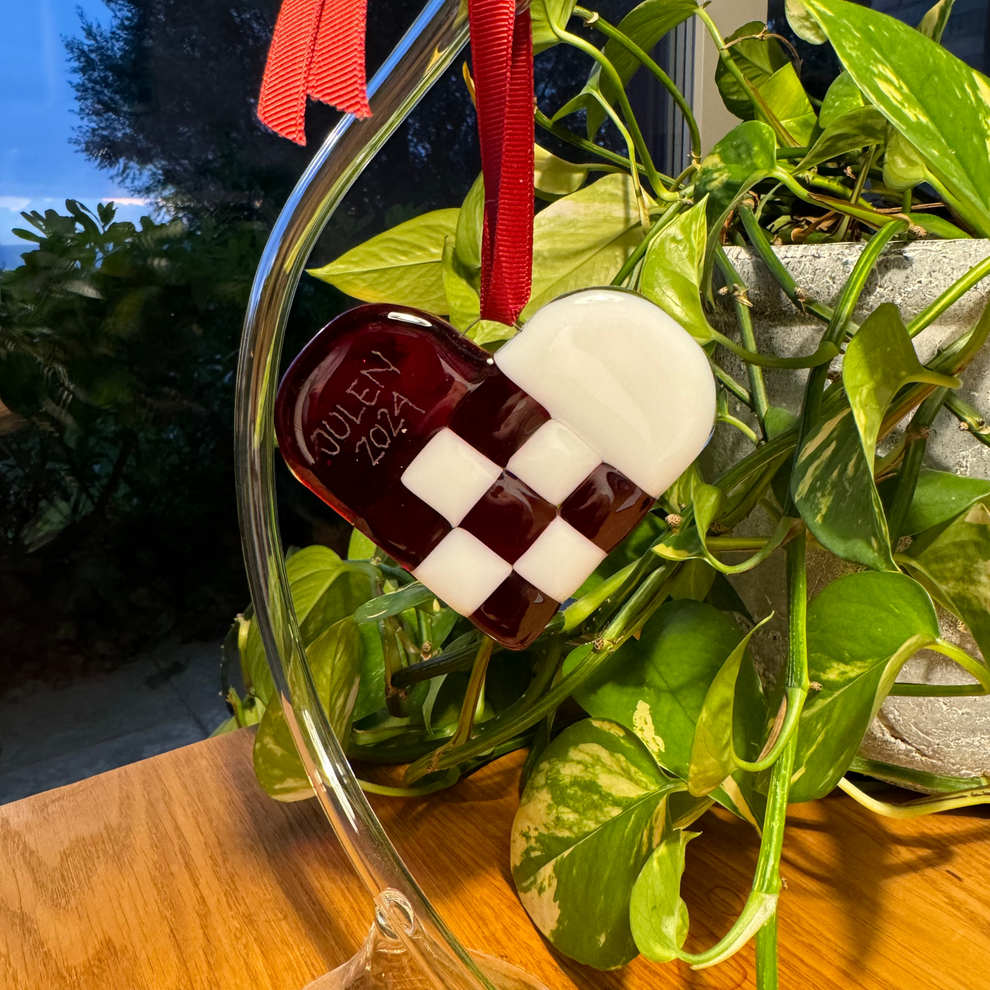 Ophæng - julehjerte tr. rød og hvid m. gravering