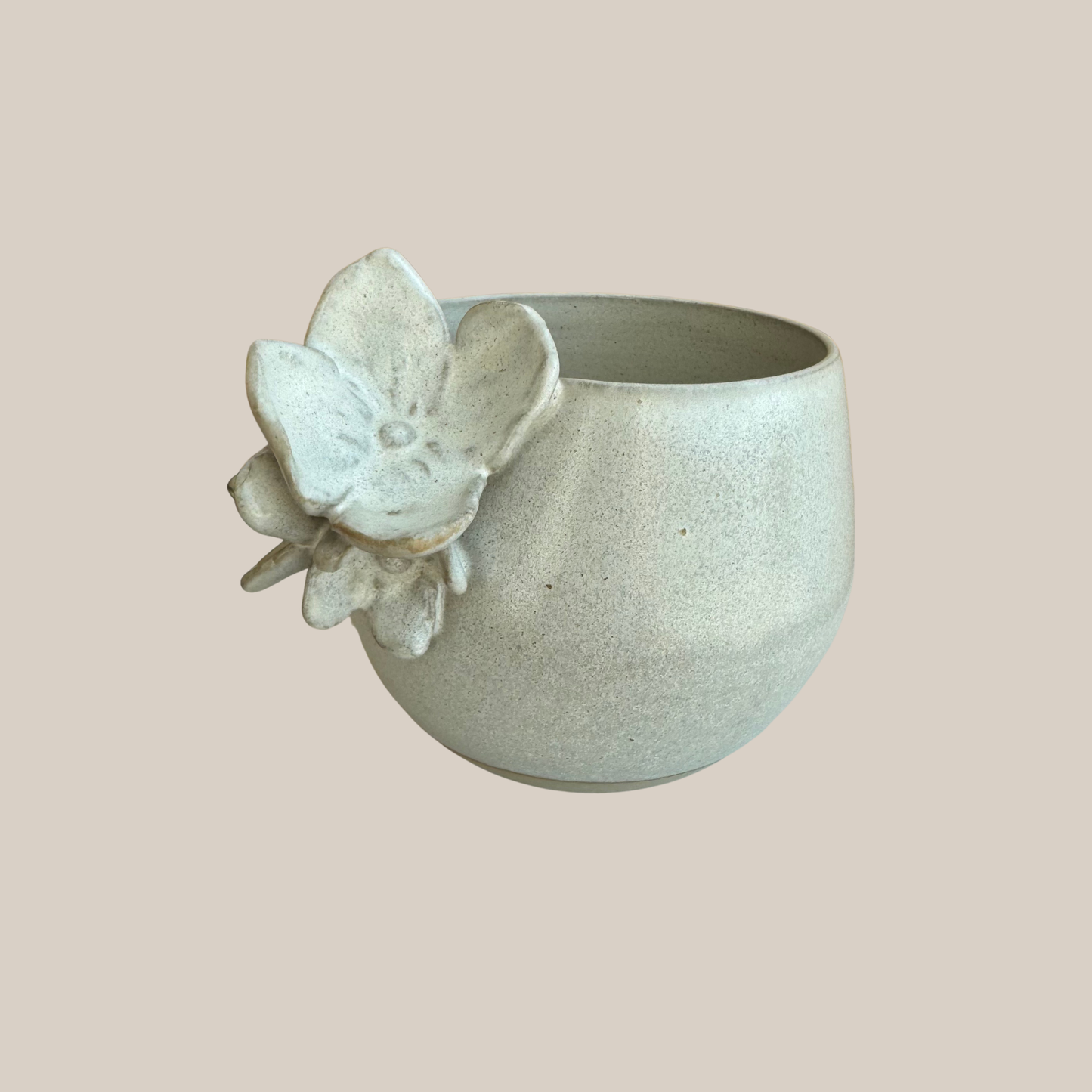 Beige keramik kop med hortensia.