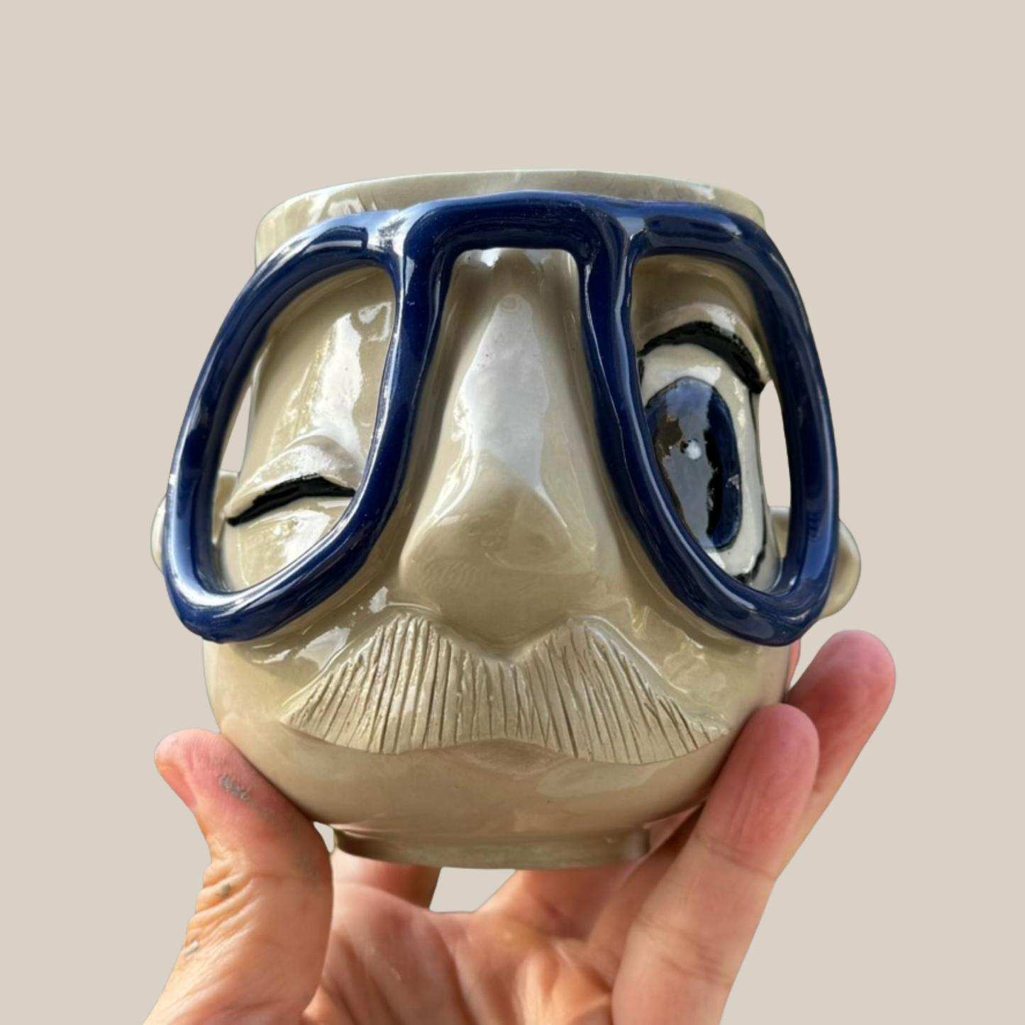 Kiki Moustache kop 176. Blå brille.