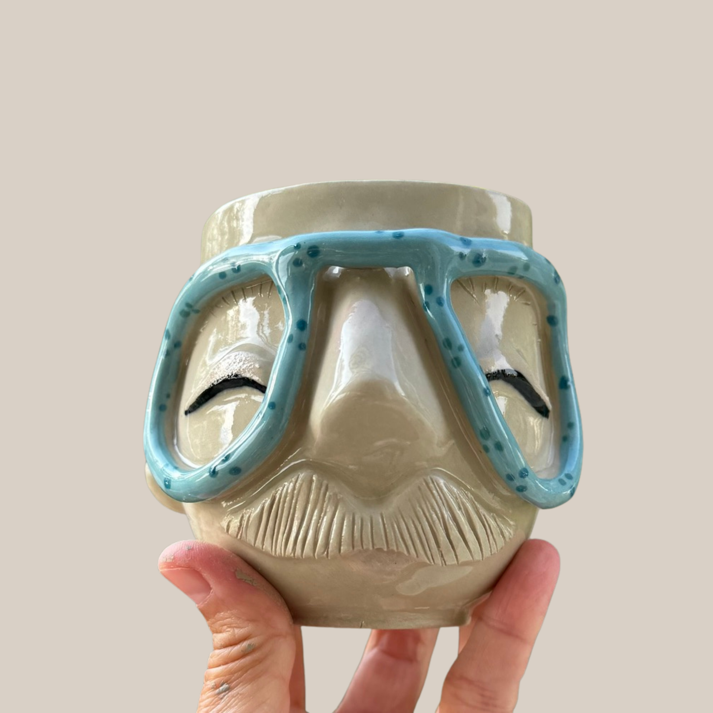 Kiki Moustache kop 184 - lyseblå brille m. prikker