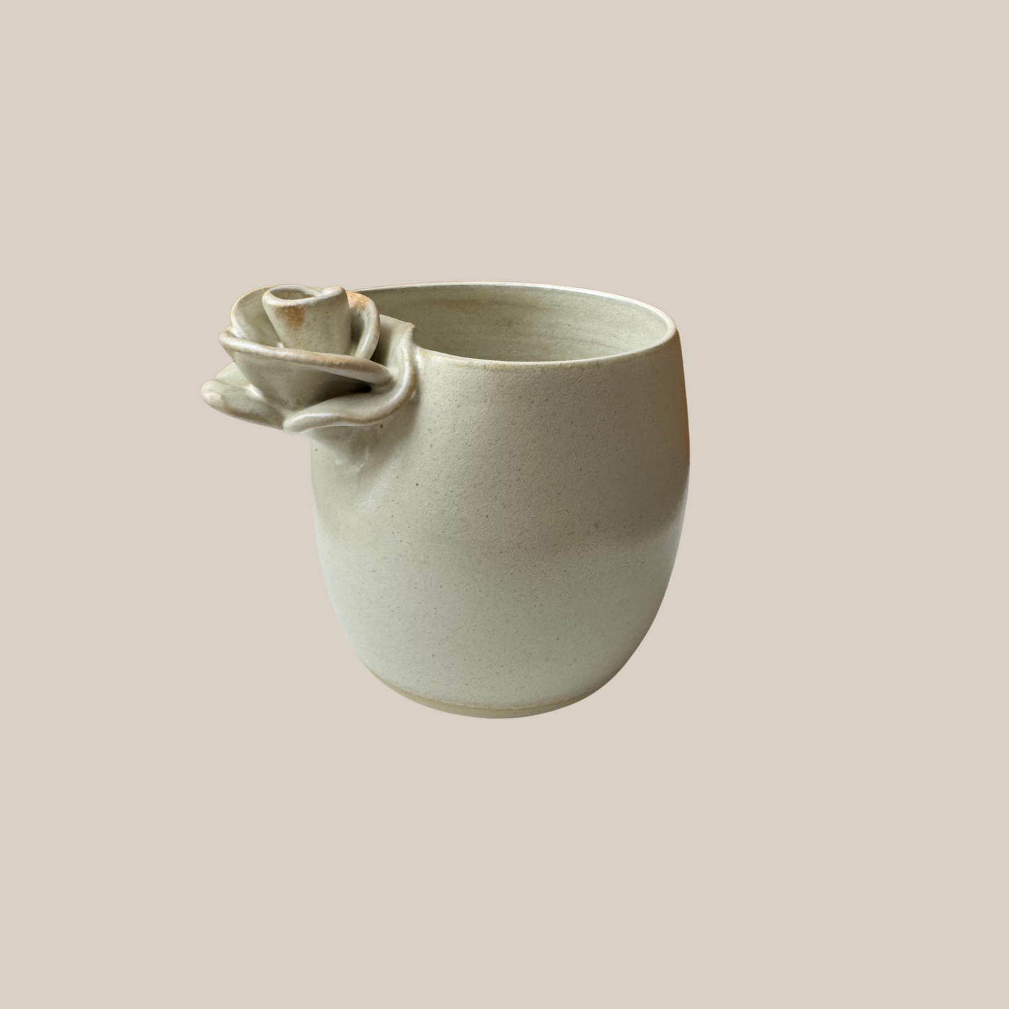 Beige keramik kop med rose nr. 189