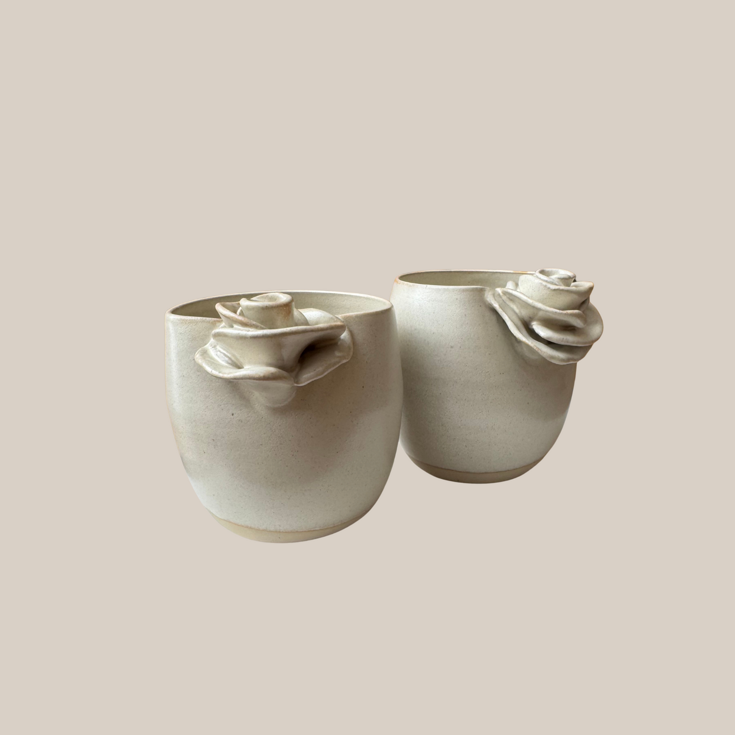 Beige keramik kop med rose nr. 190