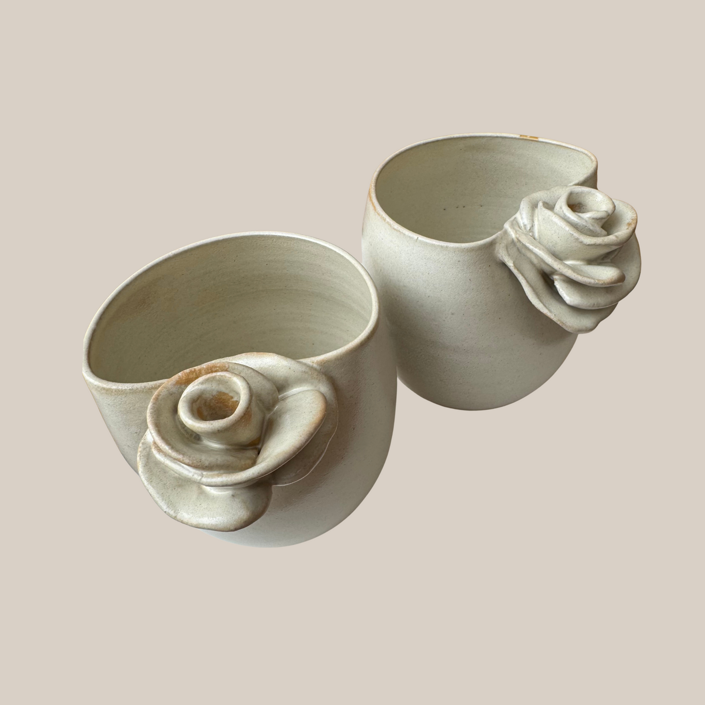 Beige keramik kop med rose nr. 190