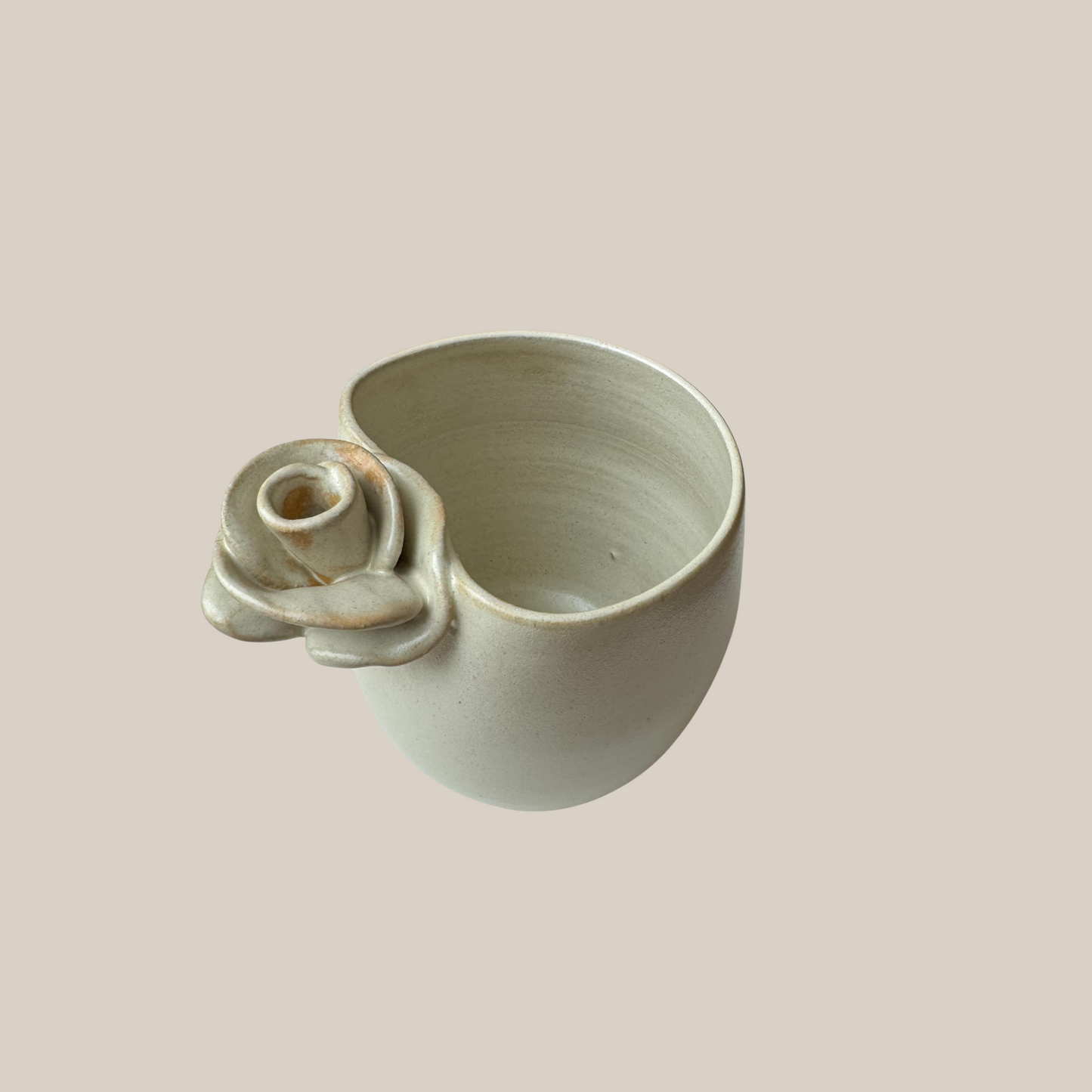 Beige keramik kop med rose nr. 189