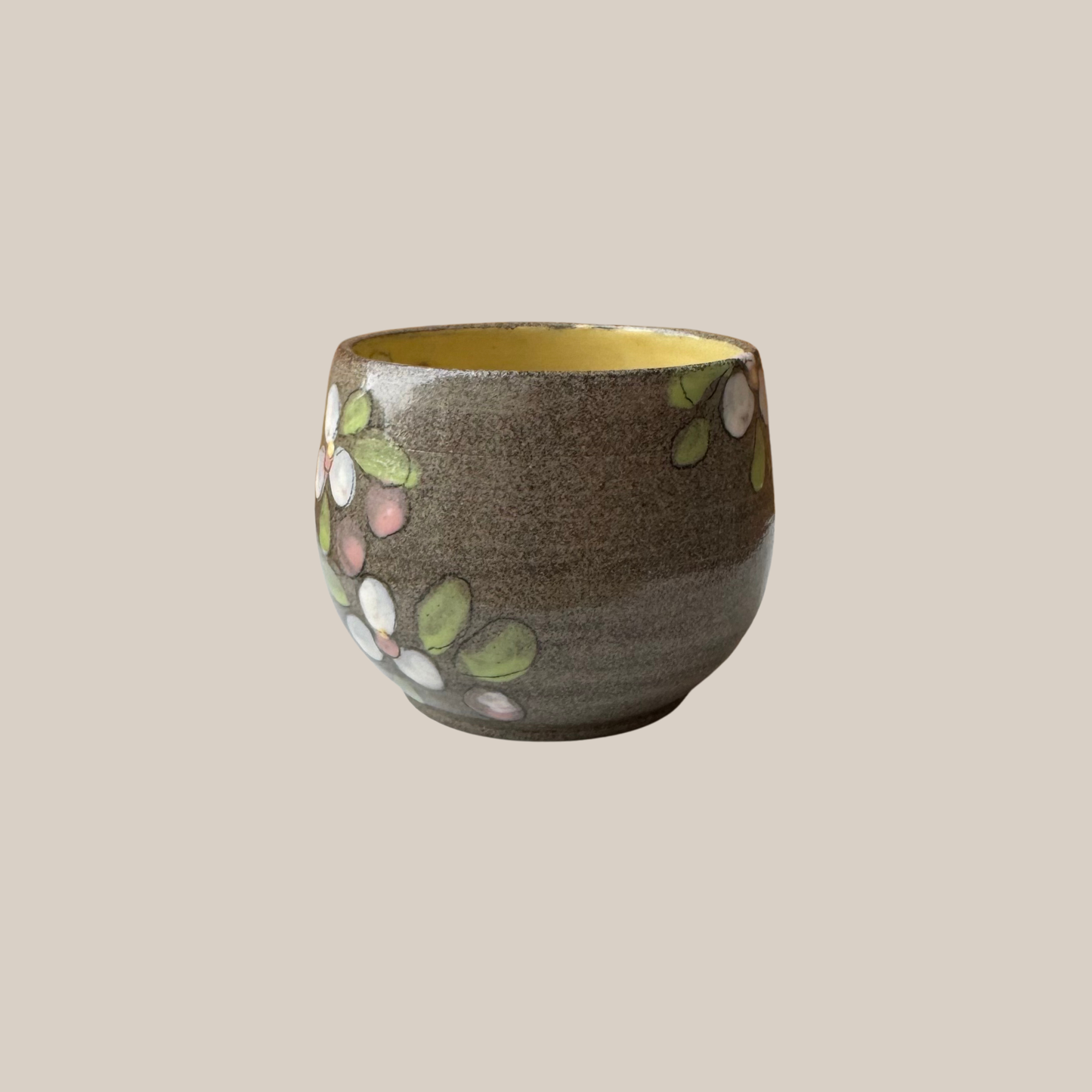 Keramikkop196 - mørkt ler med gule blomster