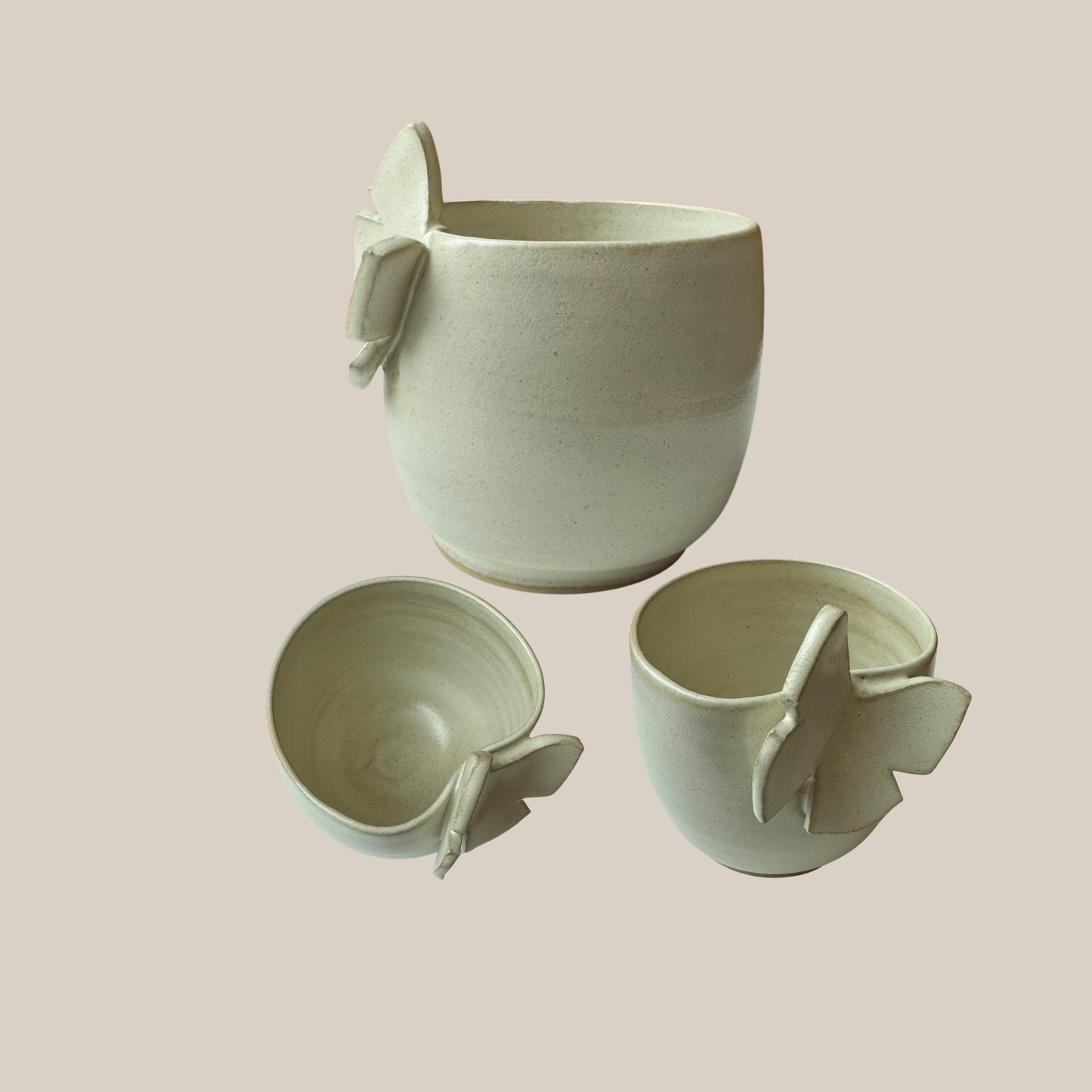 Beige keramik kop med sommerfugl