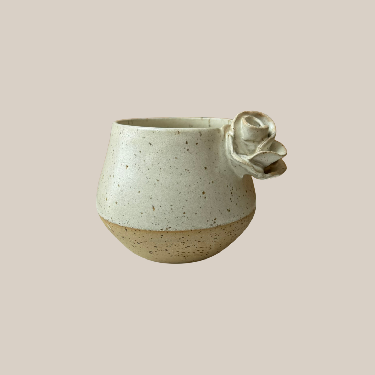 Beige keramik kop med rose.