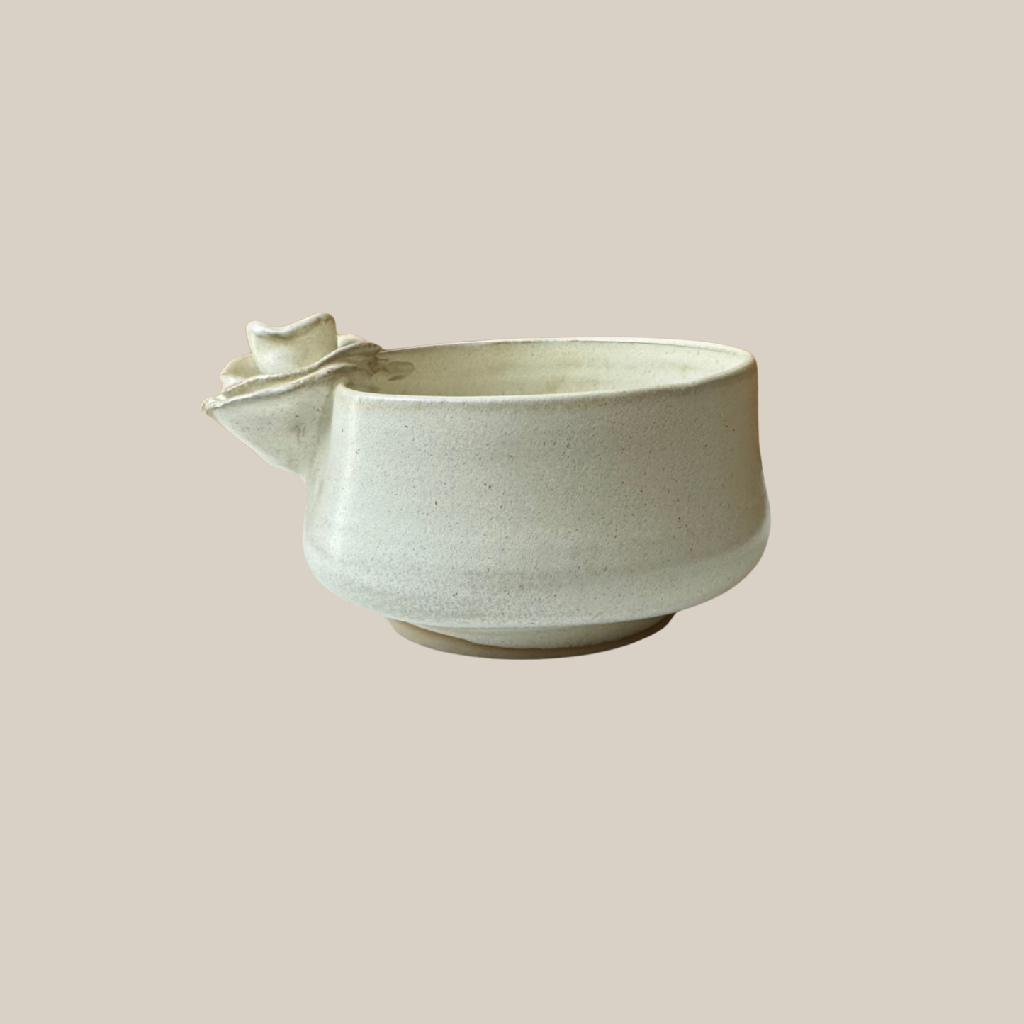 Beige matcha-kop med rose