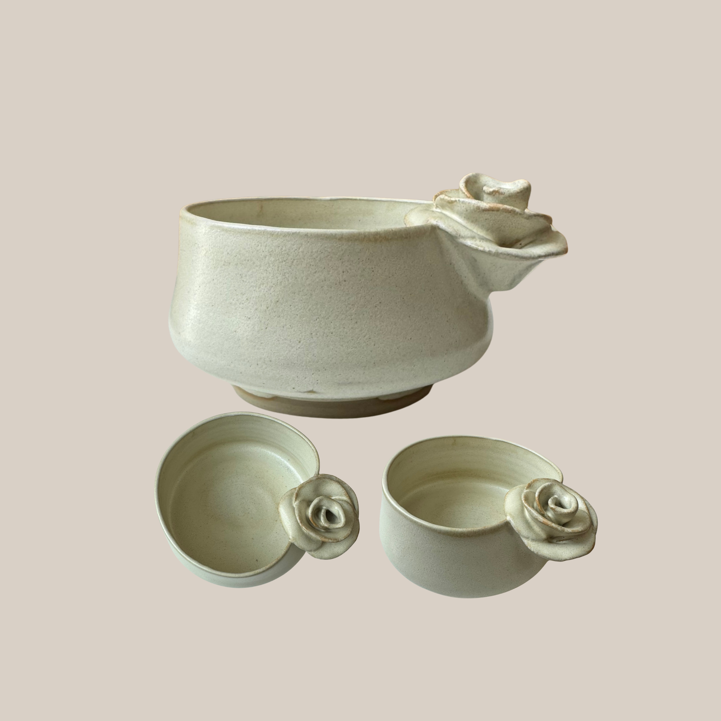 Beige matcha-kop med rose