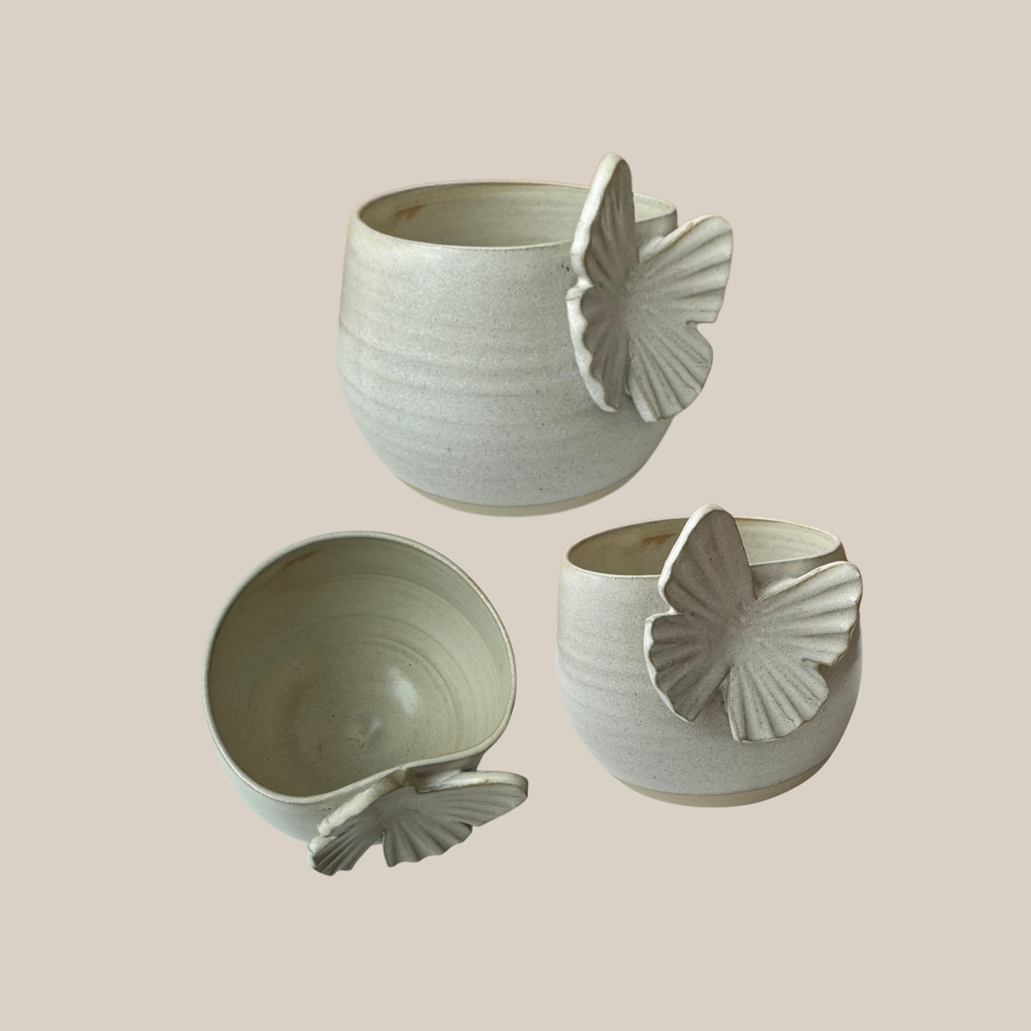 Beige keramik kop med sommerfugl