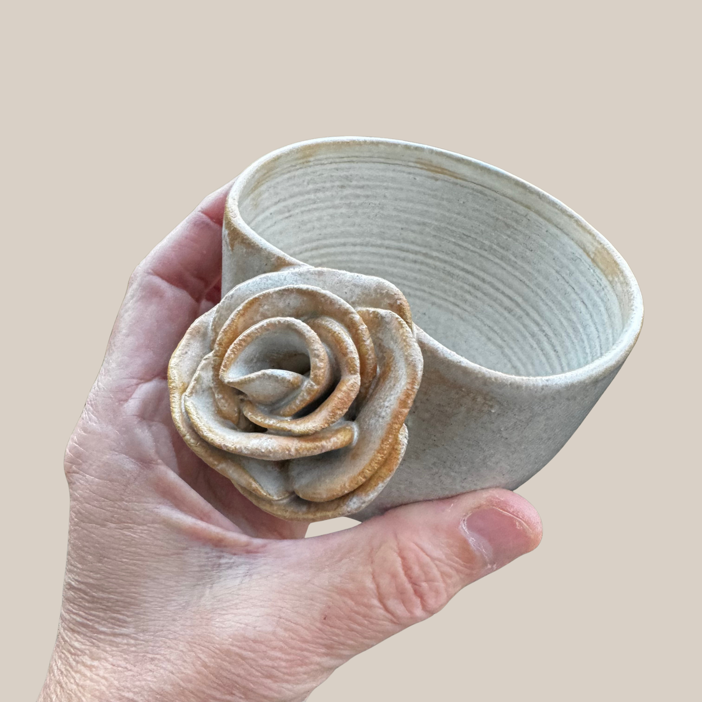 Lille lys keramik kop med rose.