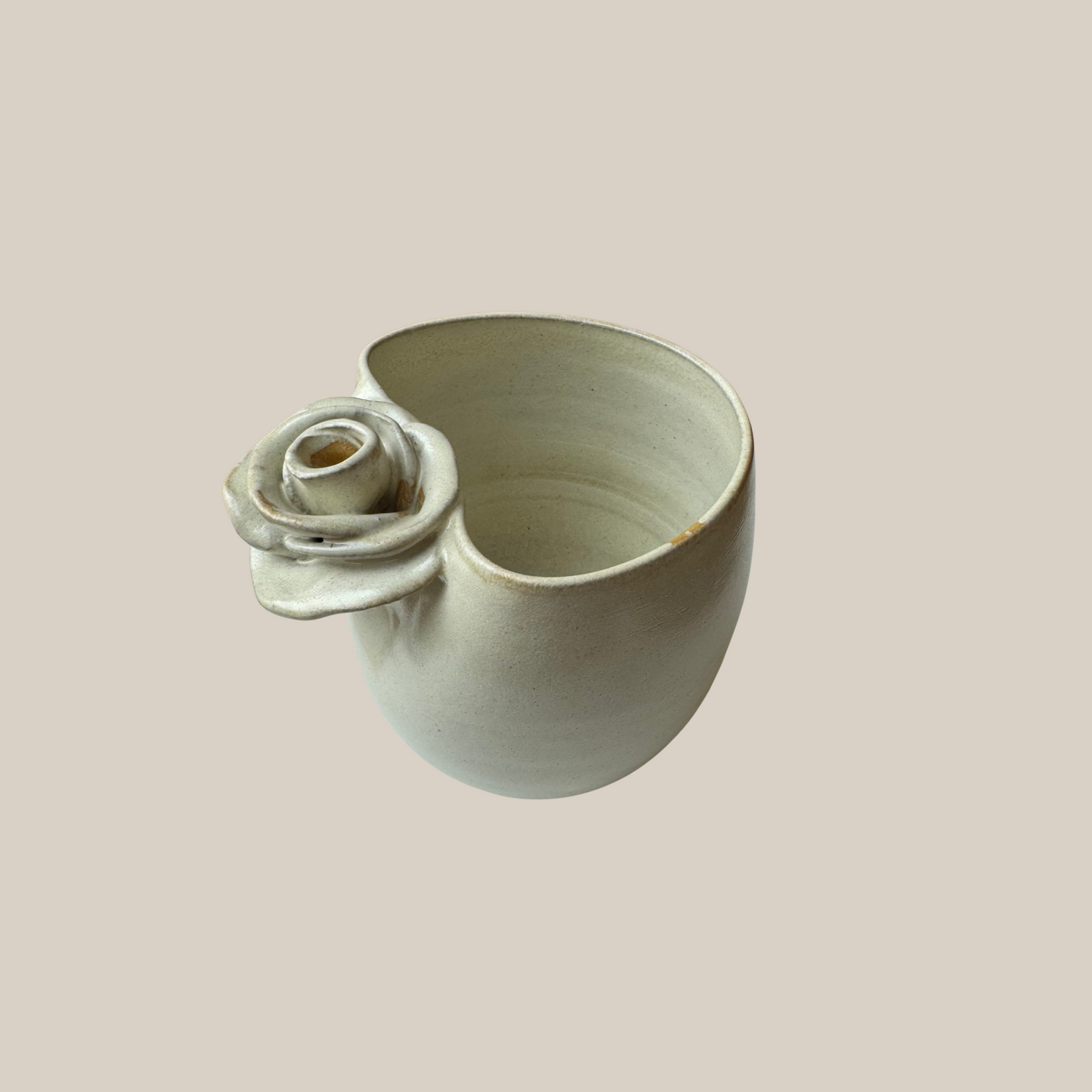 Beige keramik kop med rose nr. 190