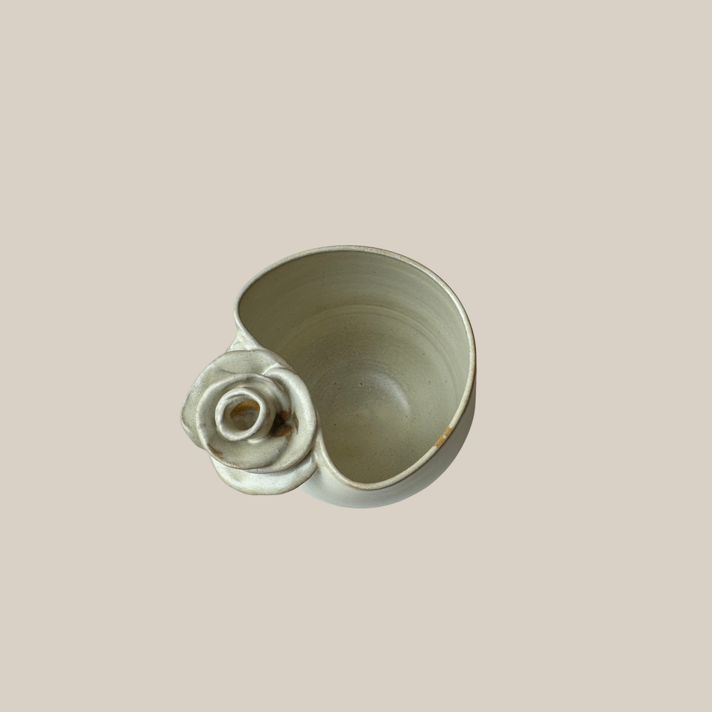 Beige keramik kop med rose nr. 190
