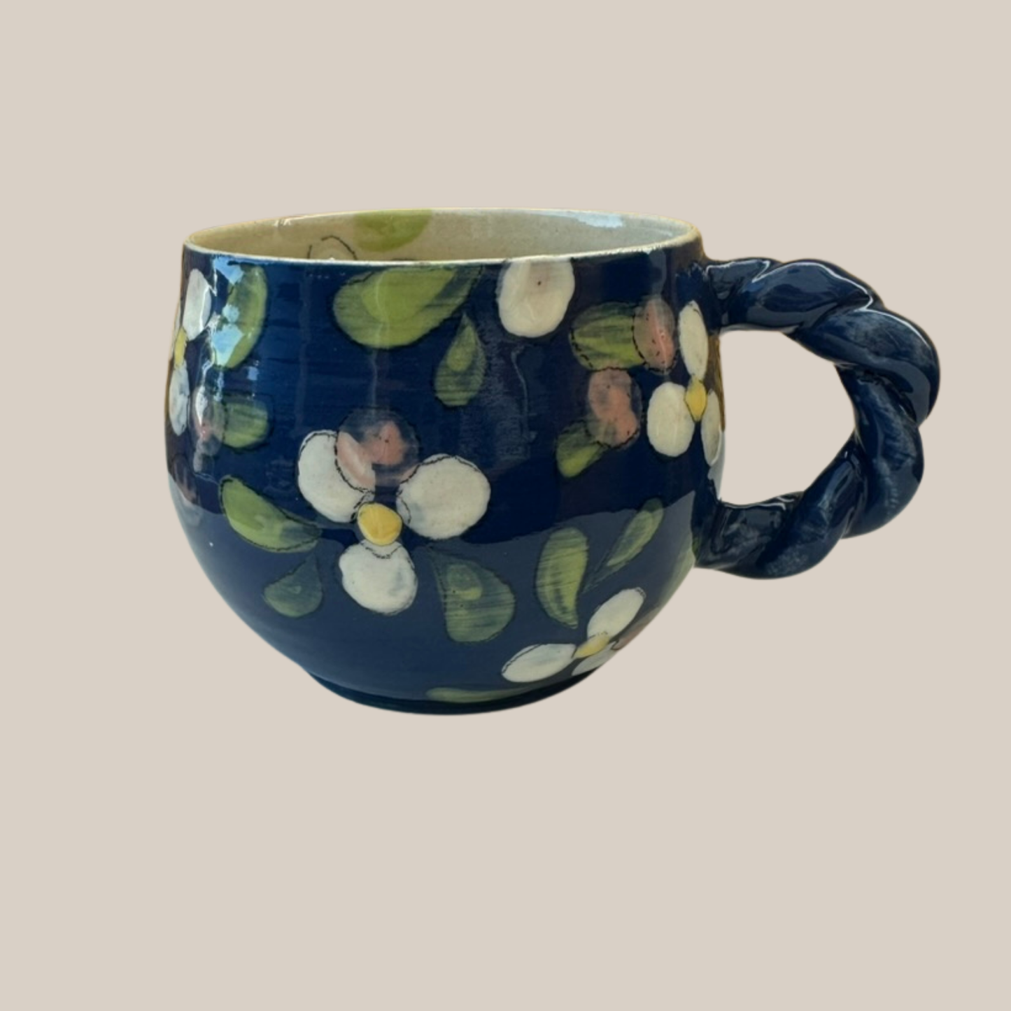 Keramikkop81. Mørkeblå med hvide æbleblomster.