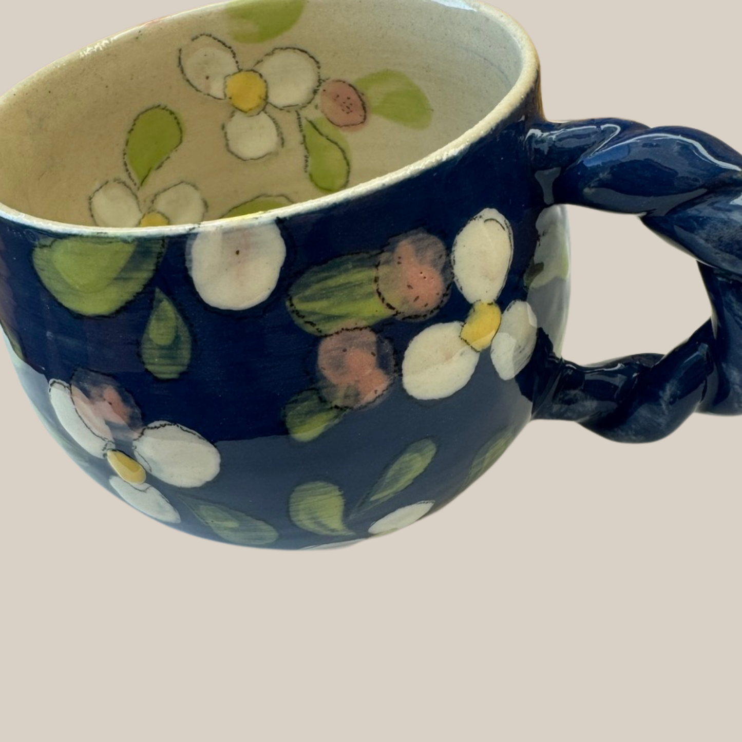 Keramikkop81. Mørkeblå med hvide æbleblomster.