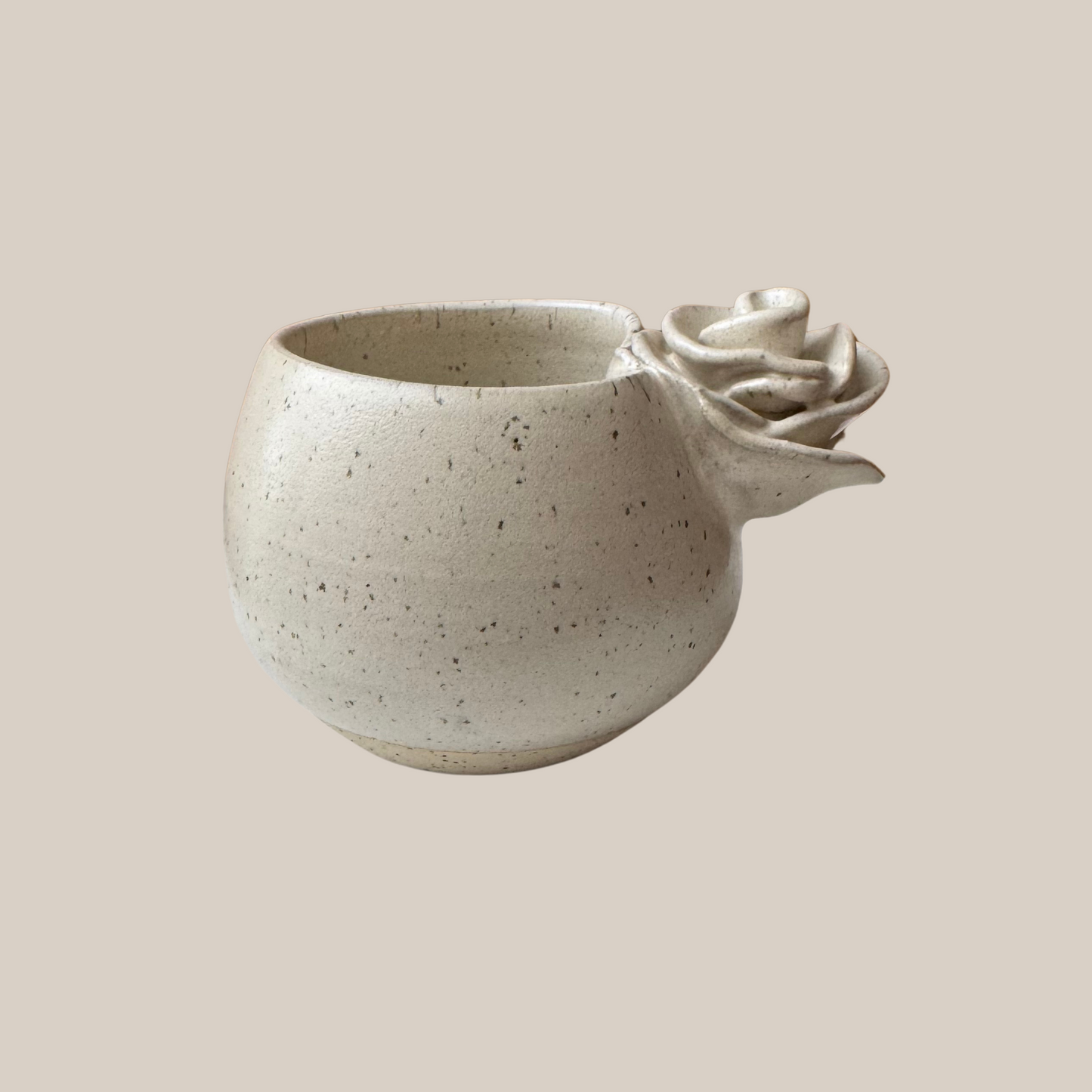 Beige keramik kop med rose.