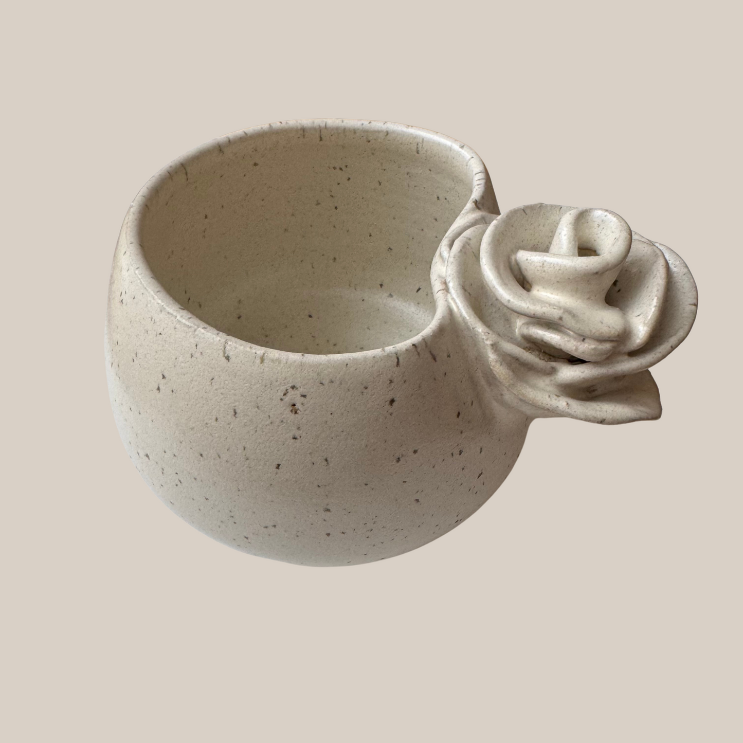 Beige keramik kop med rose.