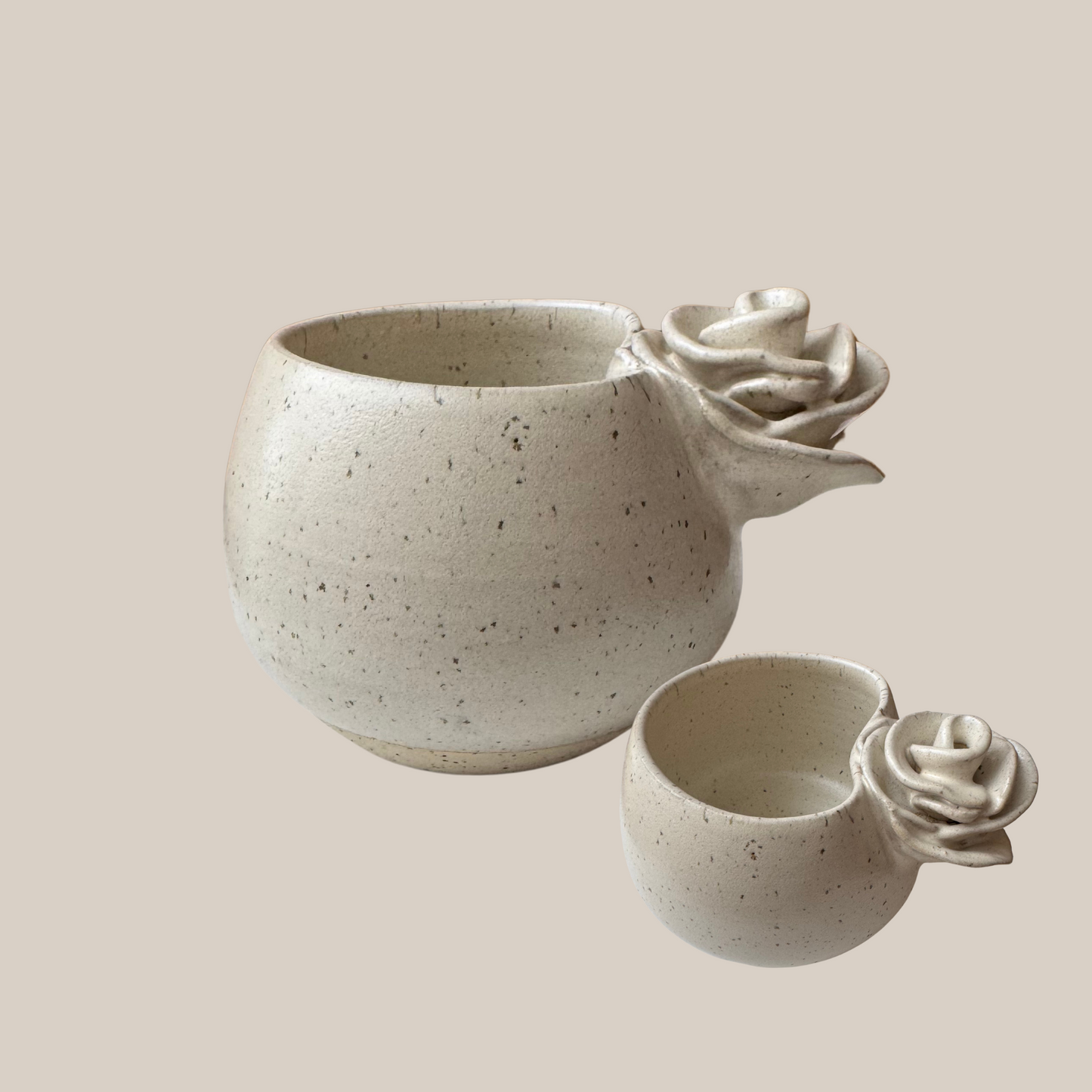 Beige keramik kop med rose.