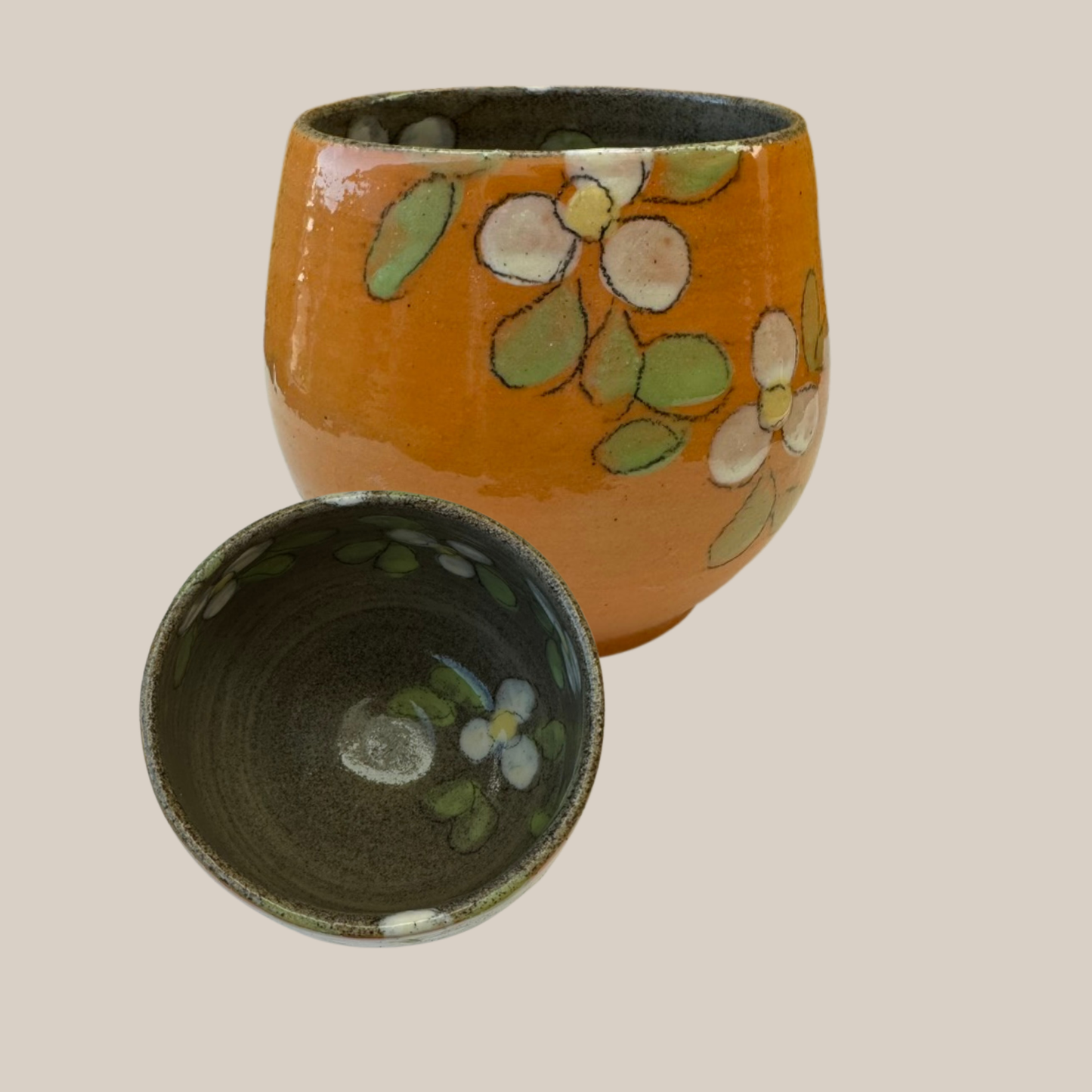 Keramikkop77. orange med hvide æbleblomster.
