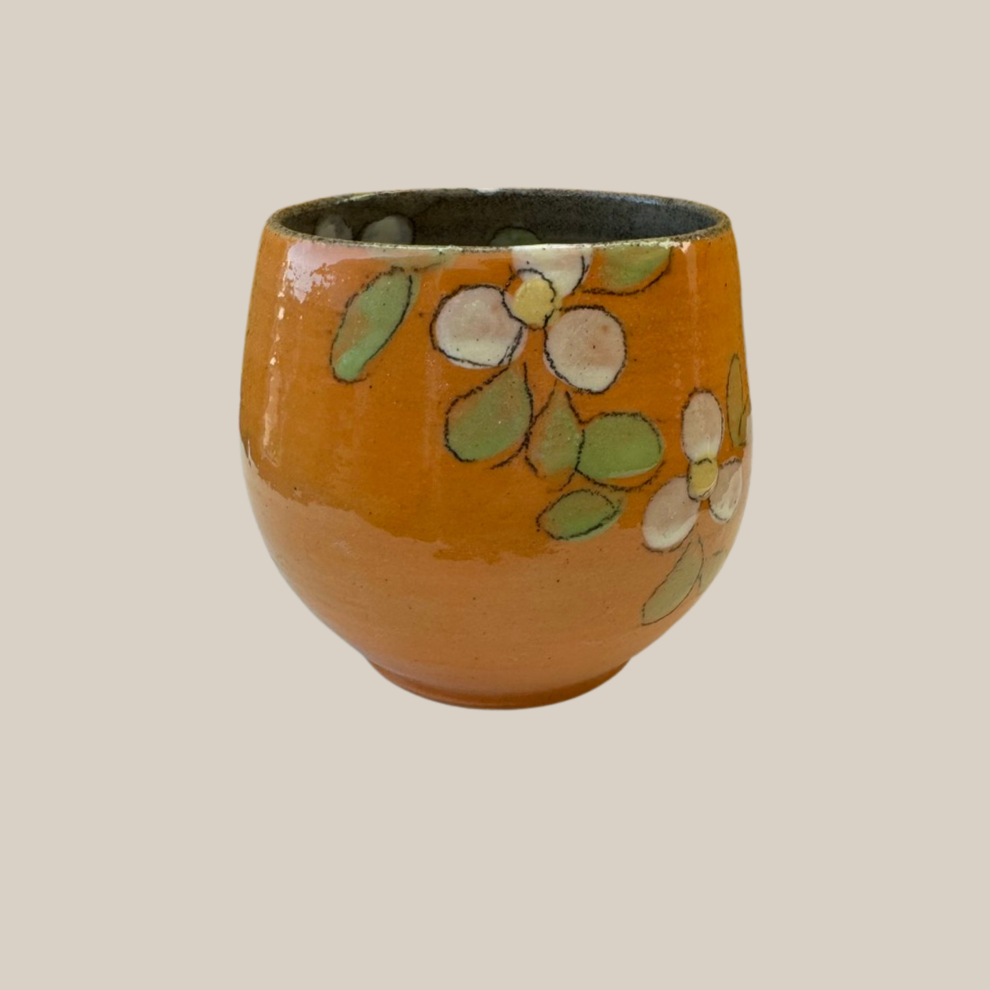 Keramikkop77. orange med hvide æbleblomster.