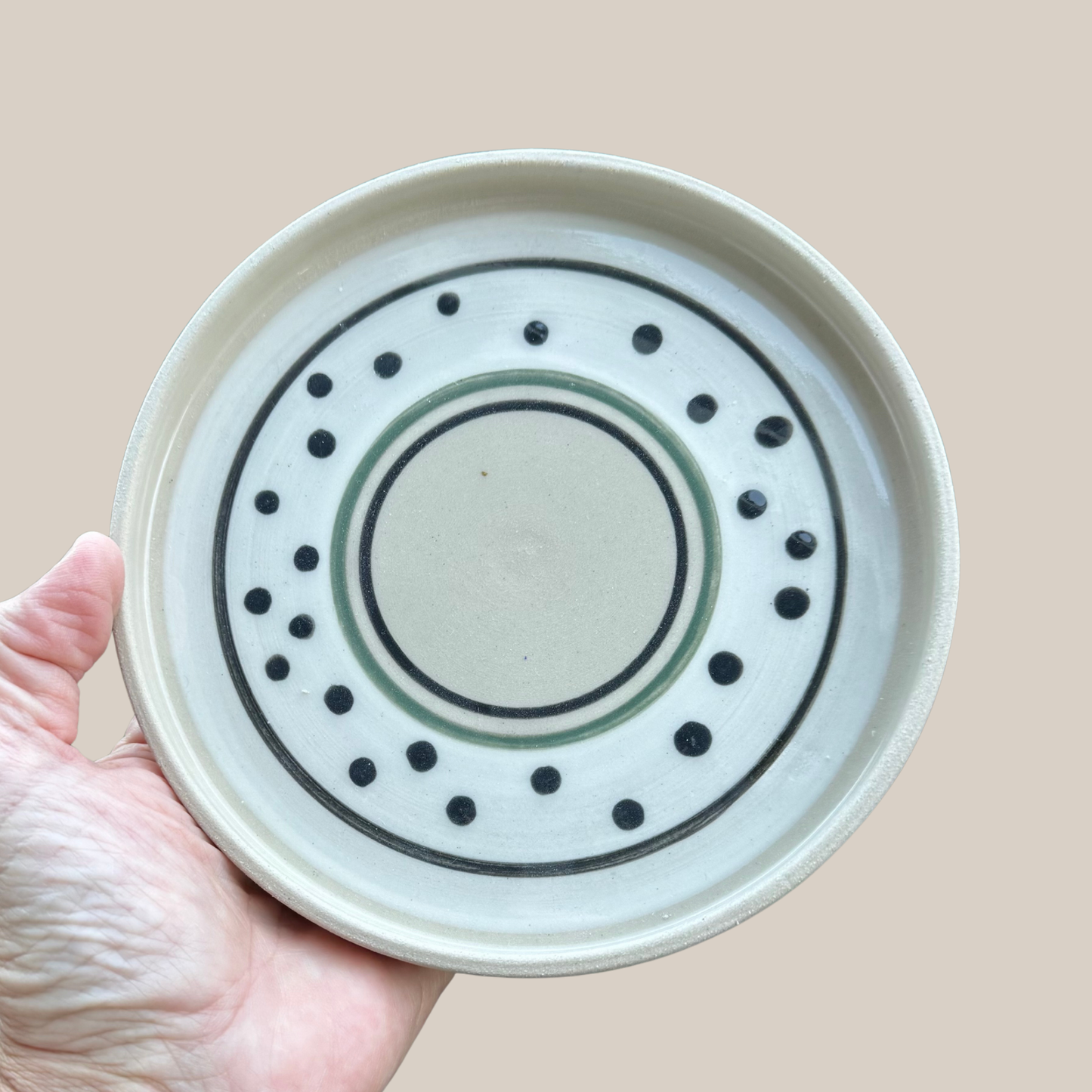 Keramik tallerken-hvid, sort og mørkegrøn