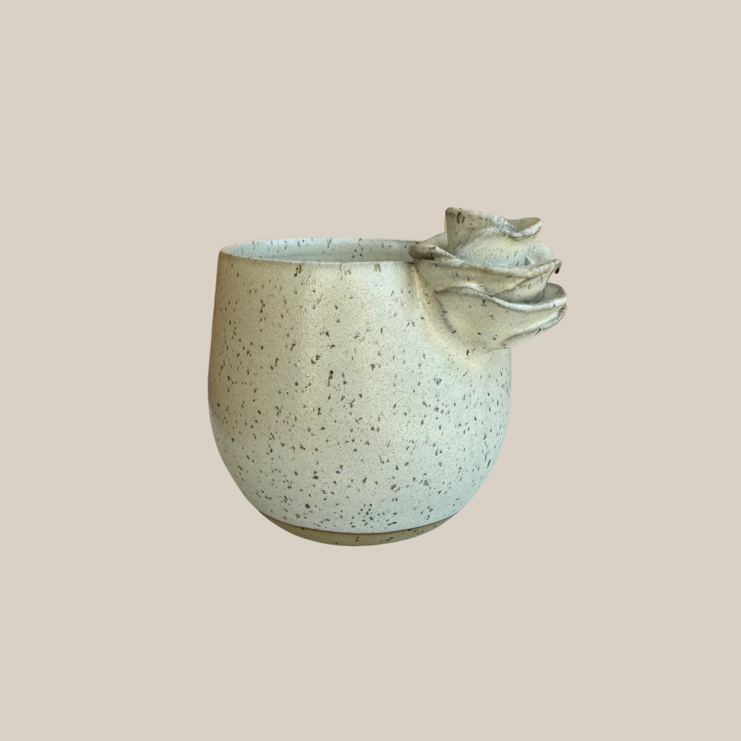 Beige keramik kop med rose