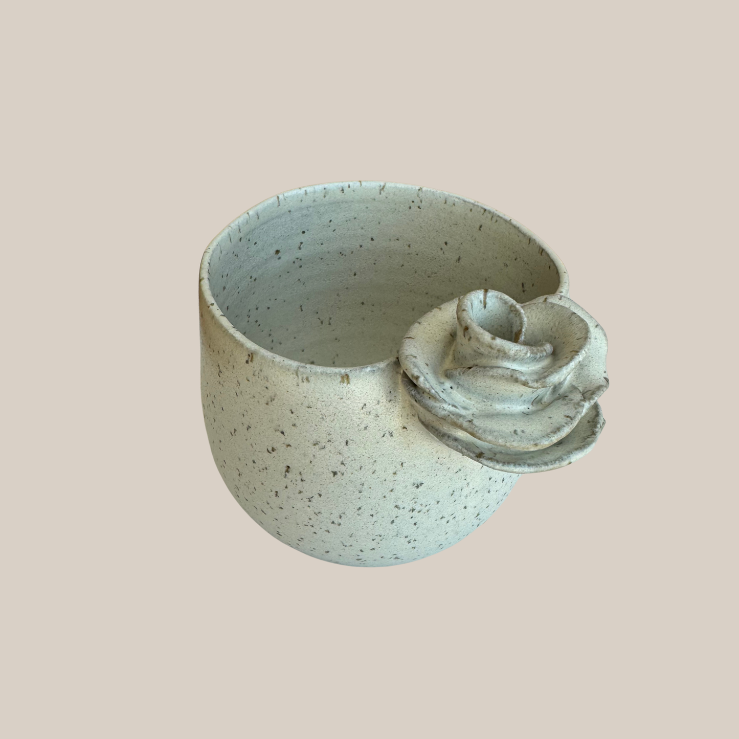 Beige keramik kop med rose