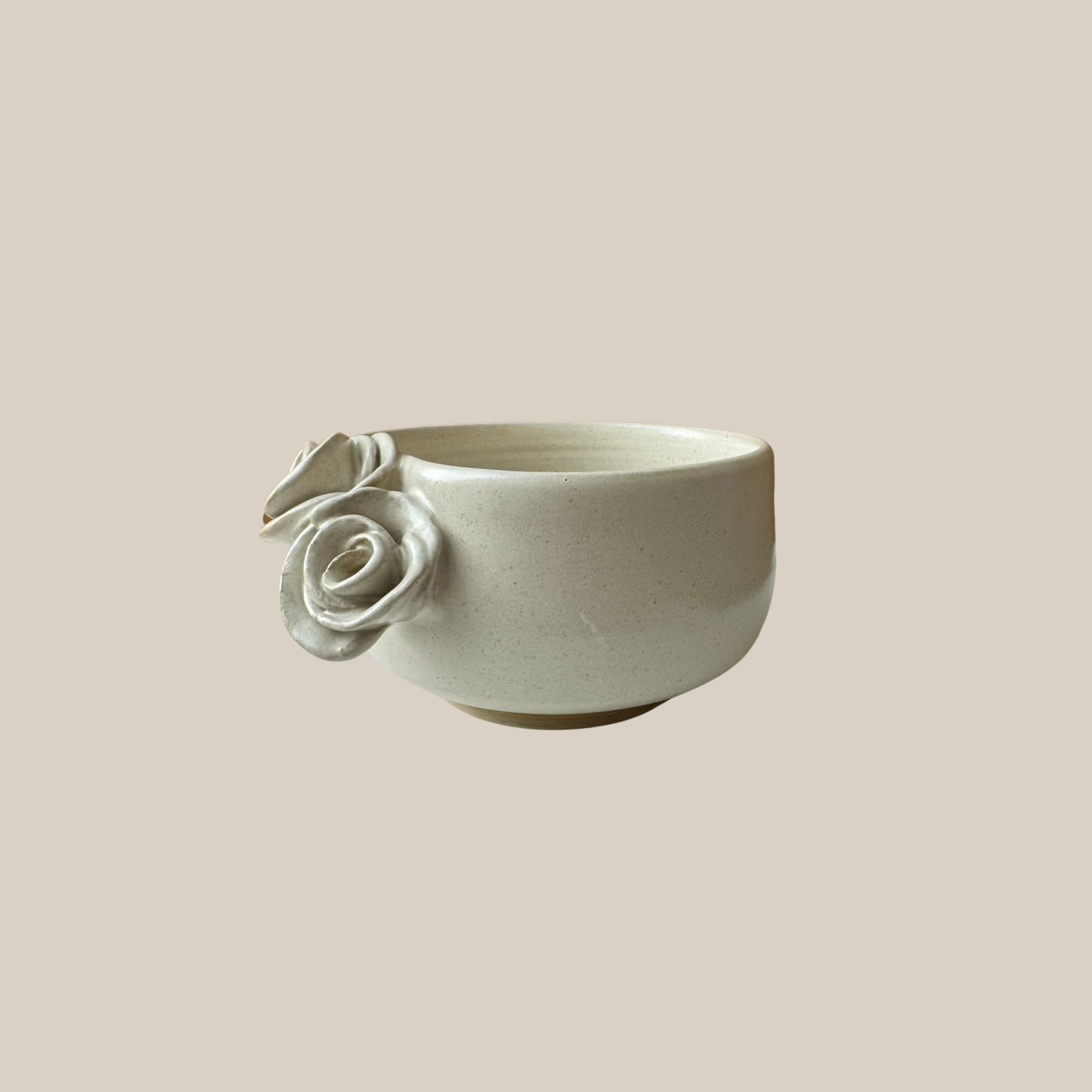 Beige matcha-kop med roser.