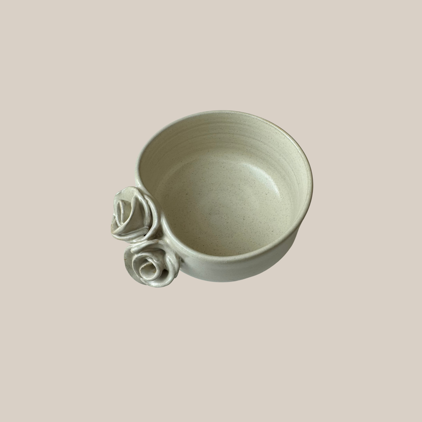 Beige matcha-kop med roser.