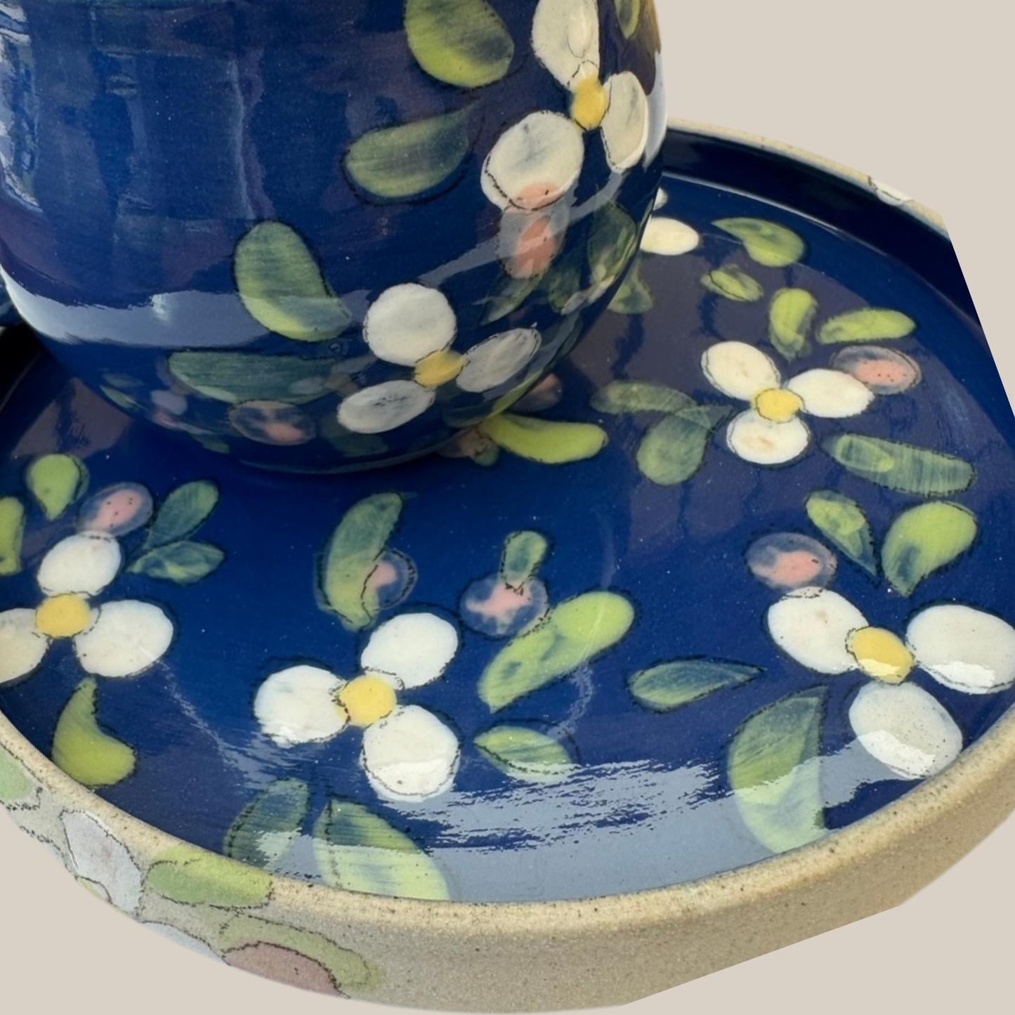 Keramikkop81. Mørkeblå med hvide æbleblomster.