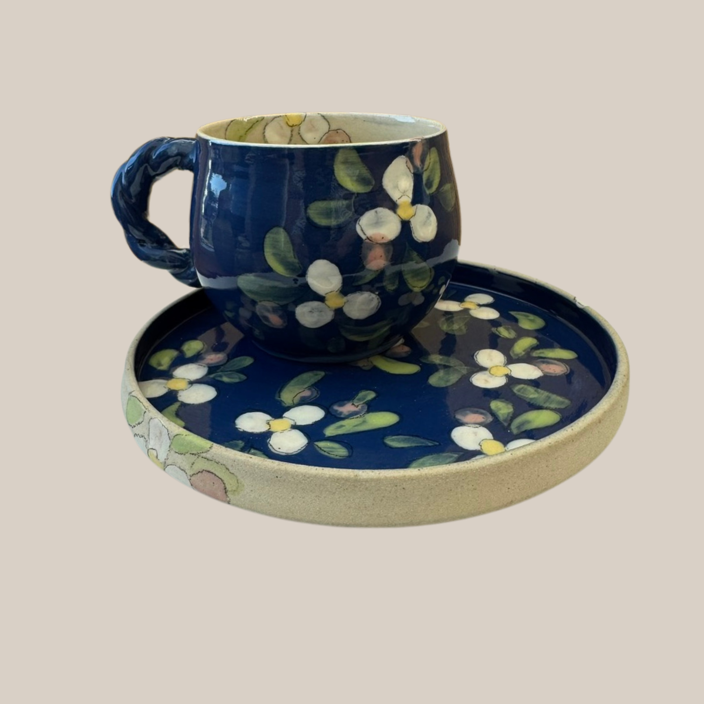 Keramikkop81. Mørkeblå med hvide æbleblomster.