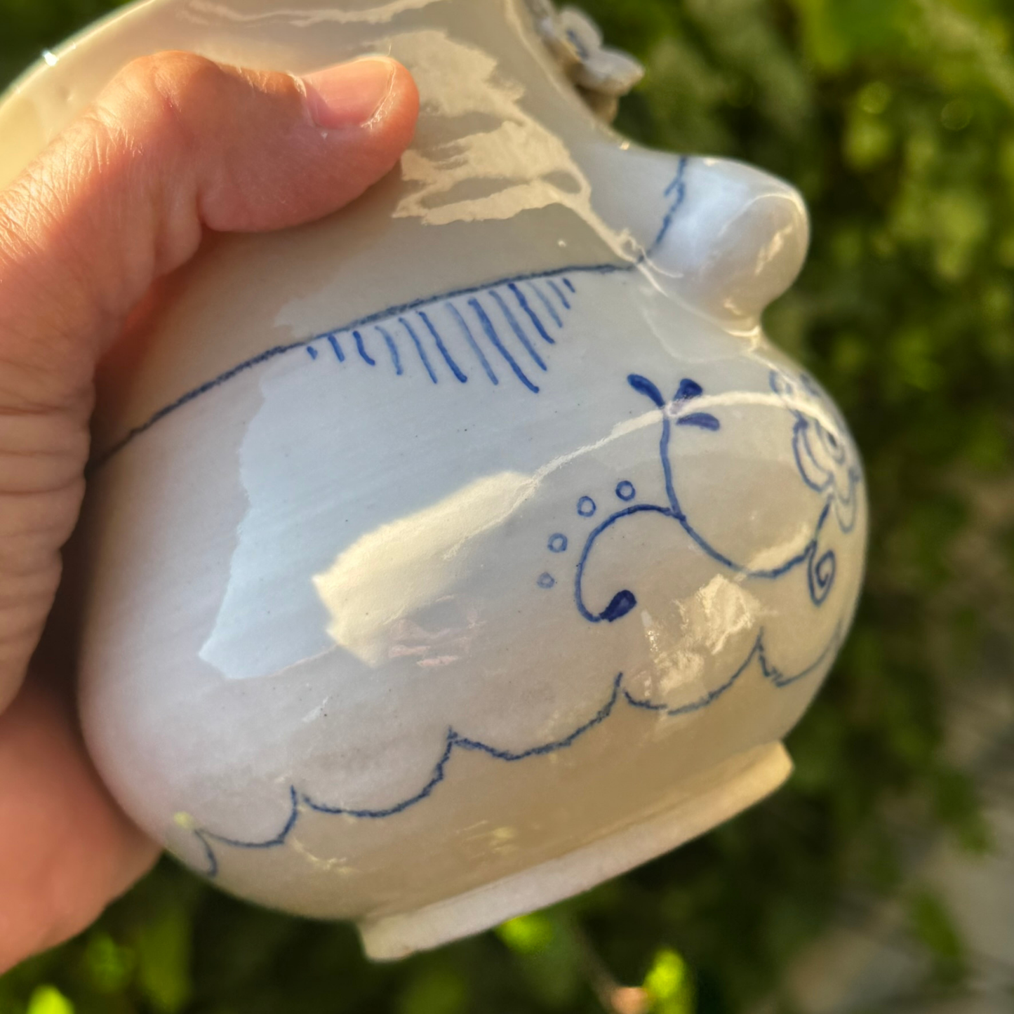 Sommer-krop-VASE 2 - Hvid med blåt mønster