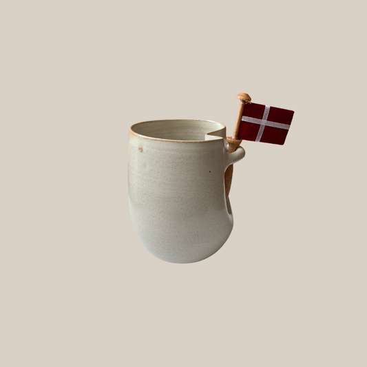 Beige keramik kop med tilhørende flag 2. sort