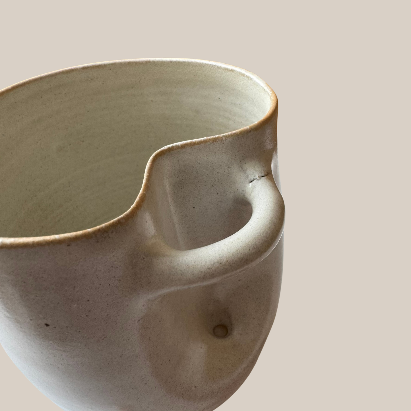 Beige keramik kop med tilhørende flag 2. sort