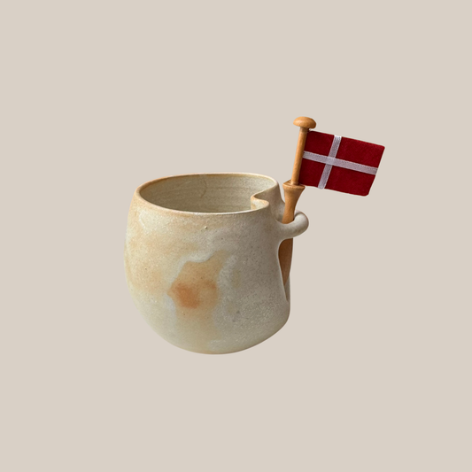 Beige keramik kop med tilhørende flag. 2.sort
