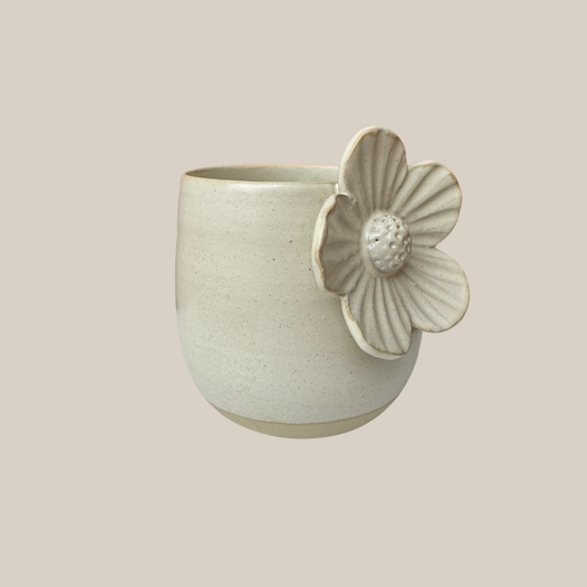 Beige keramik kop med blomst