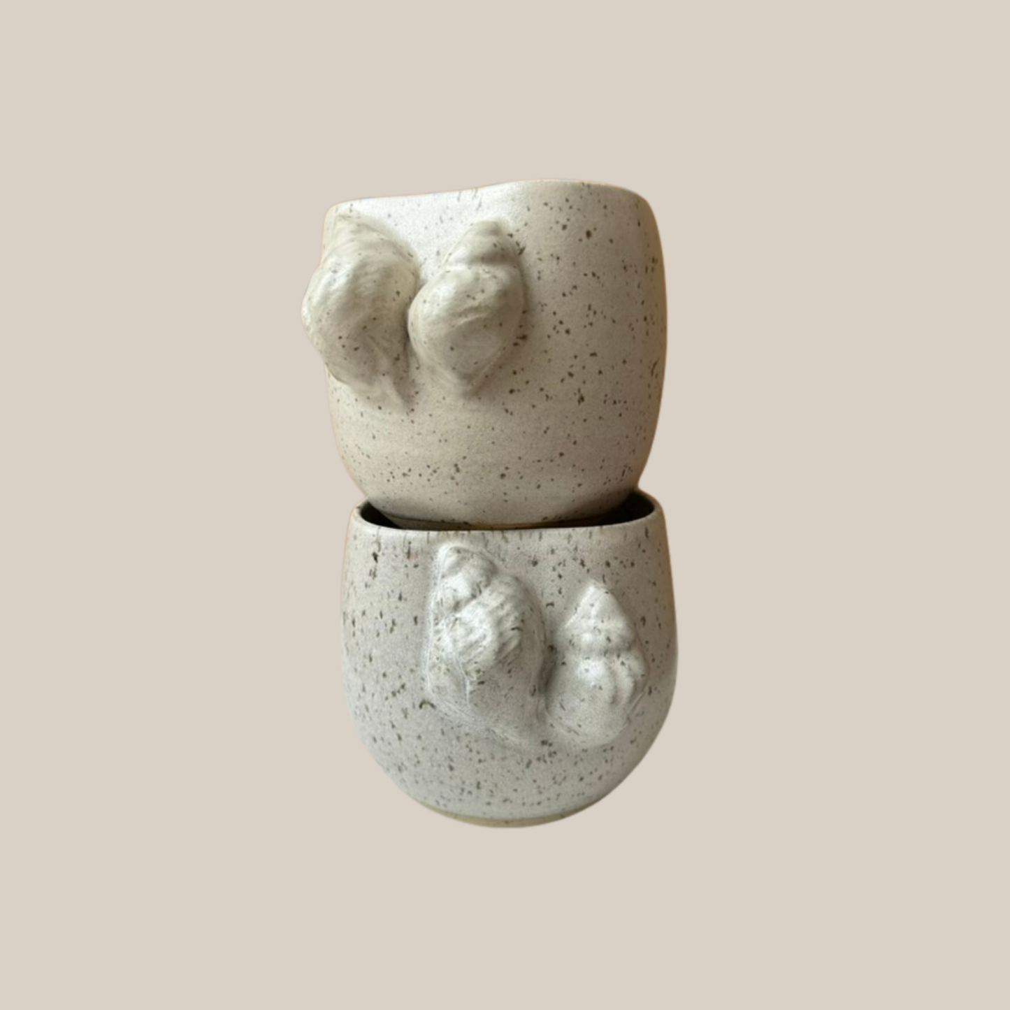 Beige keramik kop Konkylier