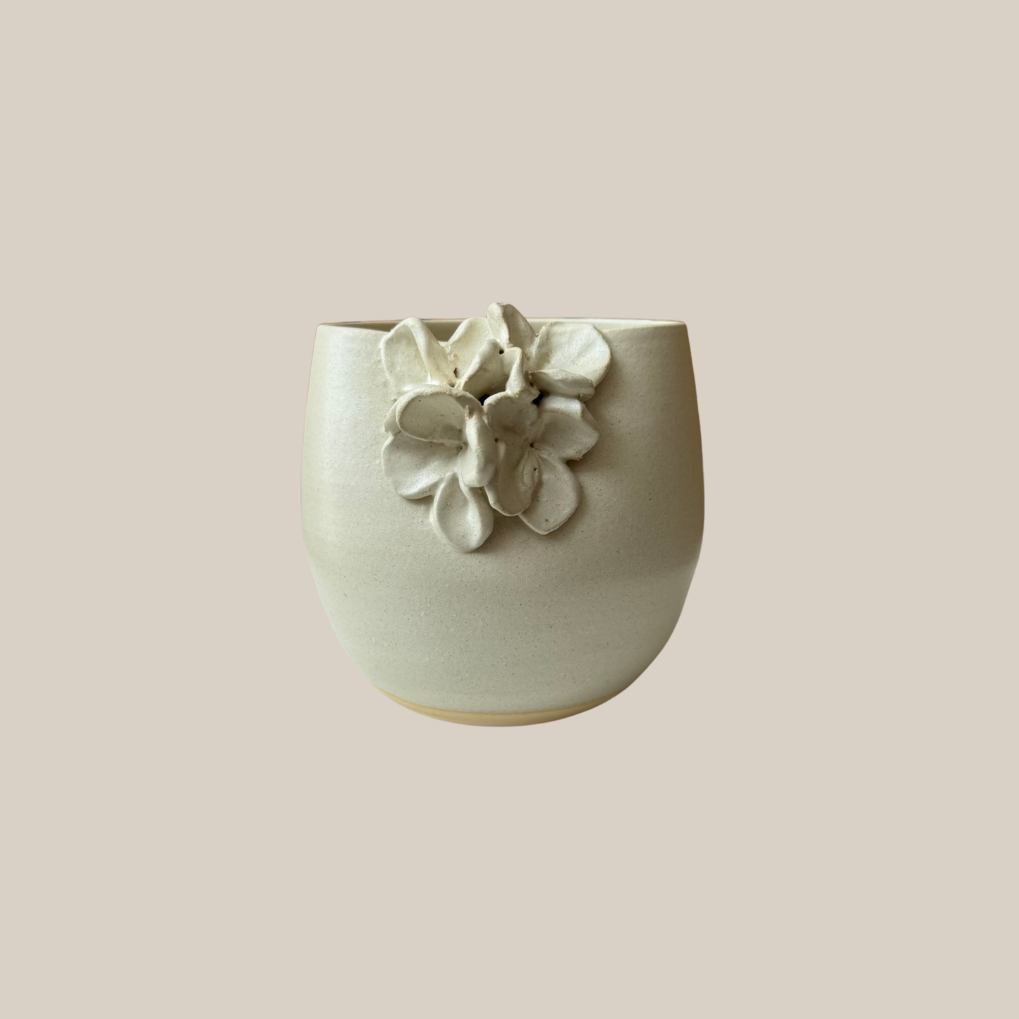 Beige keramik kop med hortensia.