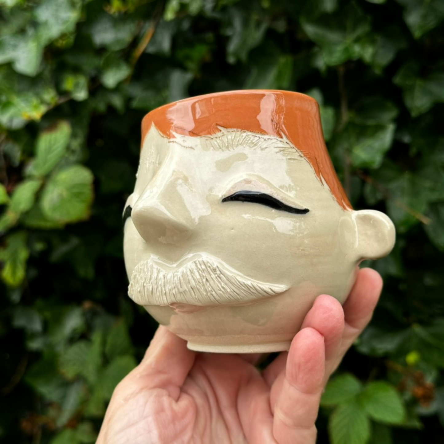 Kiki kop 221 - Moustache Kiki u. briller