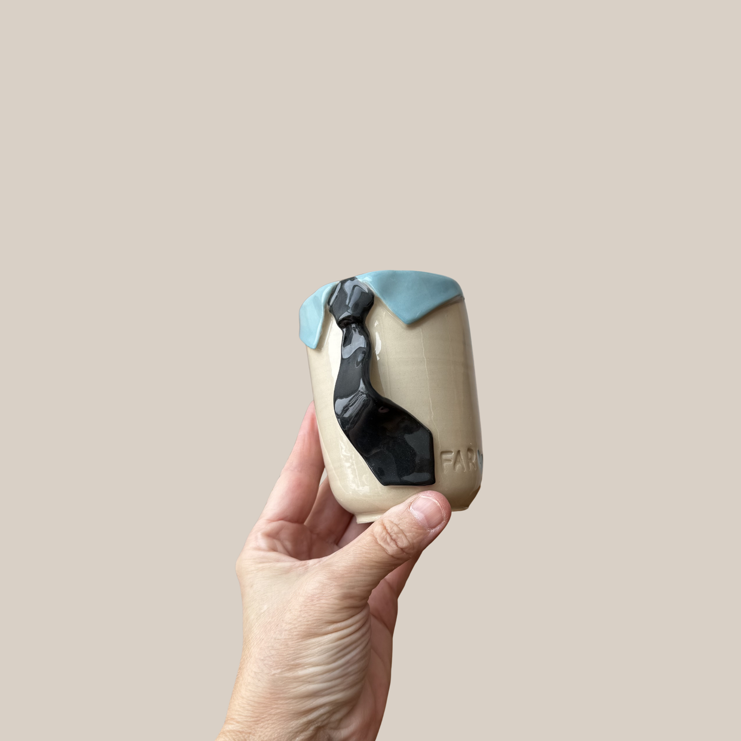 Kiki Krop Kop m. Lyseblå skjorte og sort slips