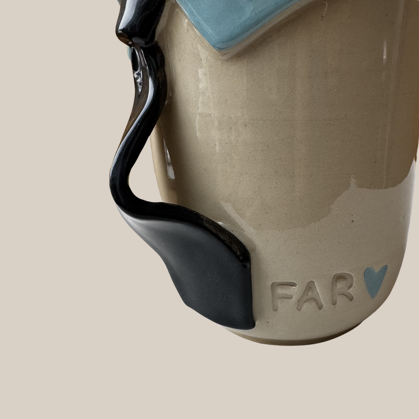 Kiki Krop Kop m. Lyseblå skjorte og sort slips