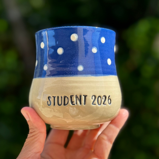 Blå studenter-kop med prikker